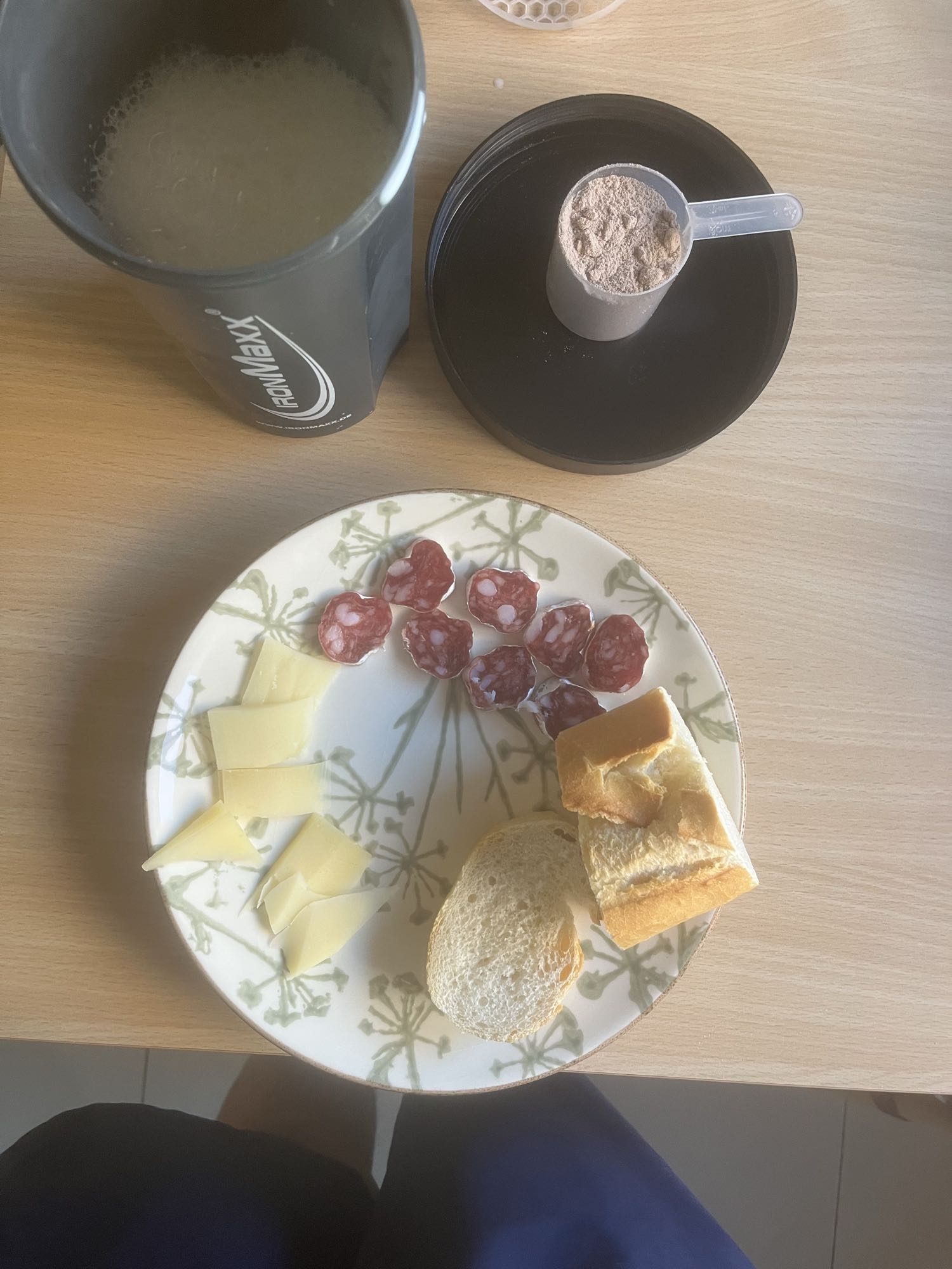 Desayuno mixto con batido