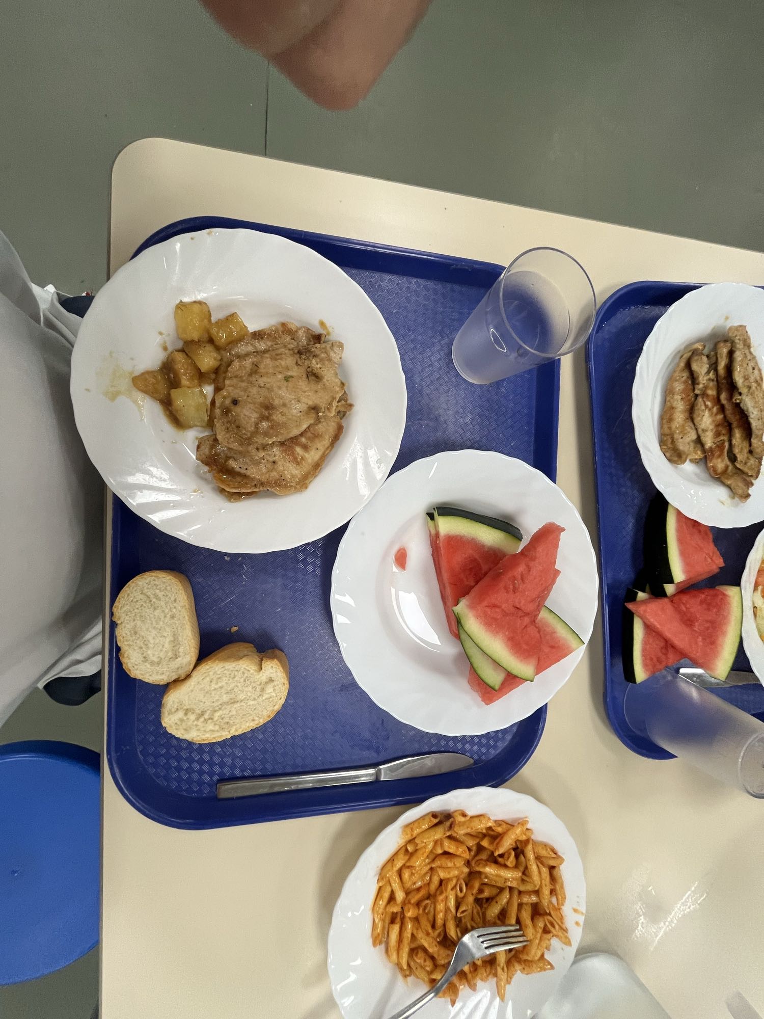 Almuerzo con pasta y pollo