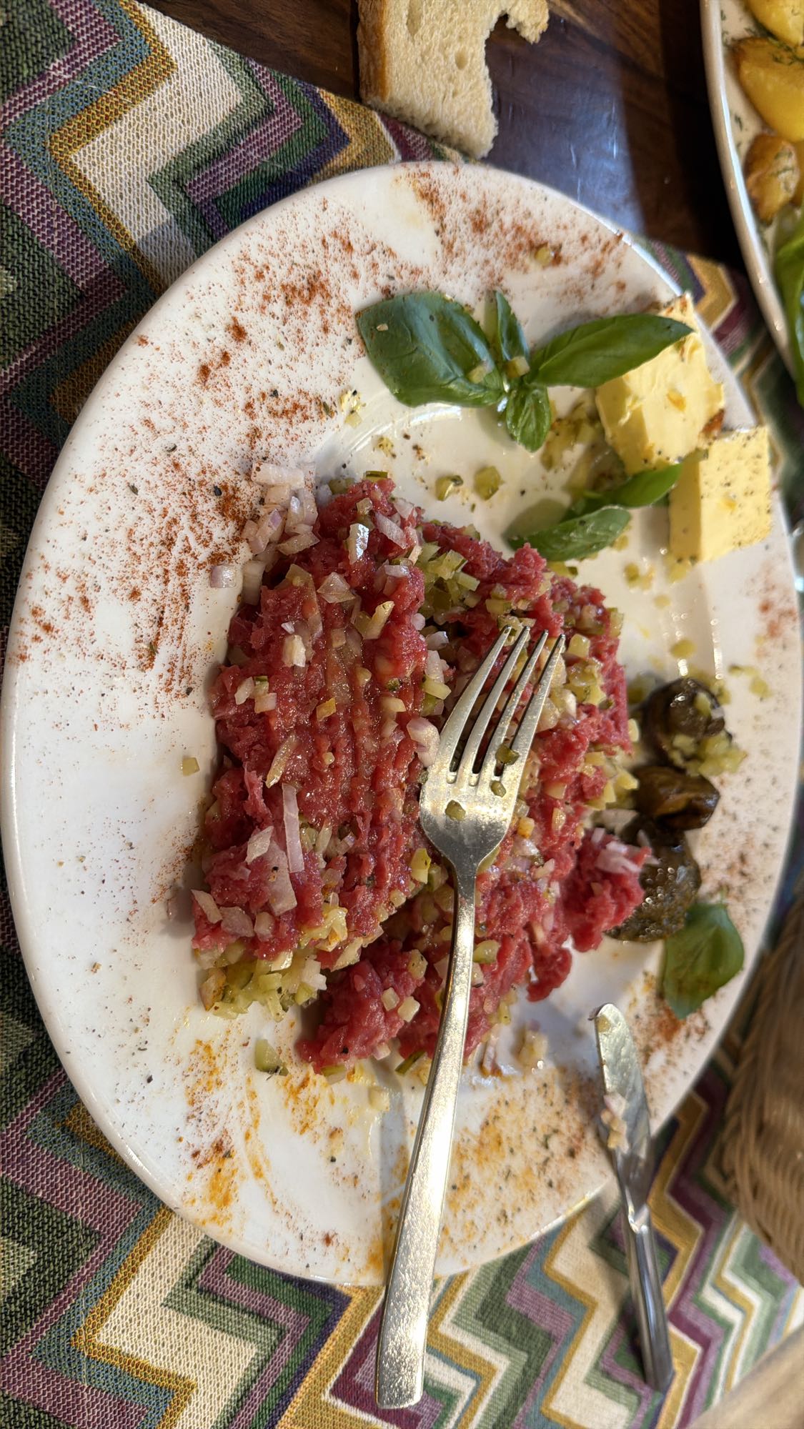 Tatar wołowy z dodatkami