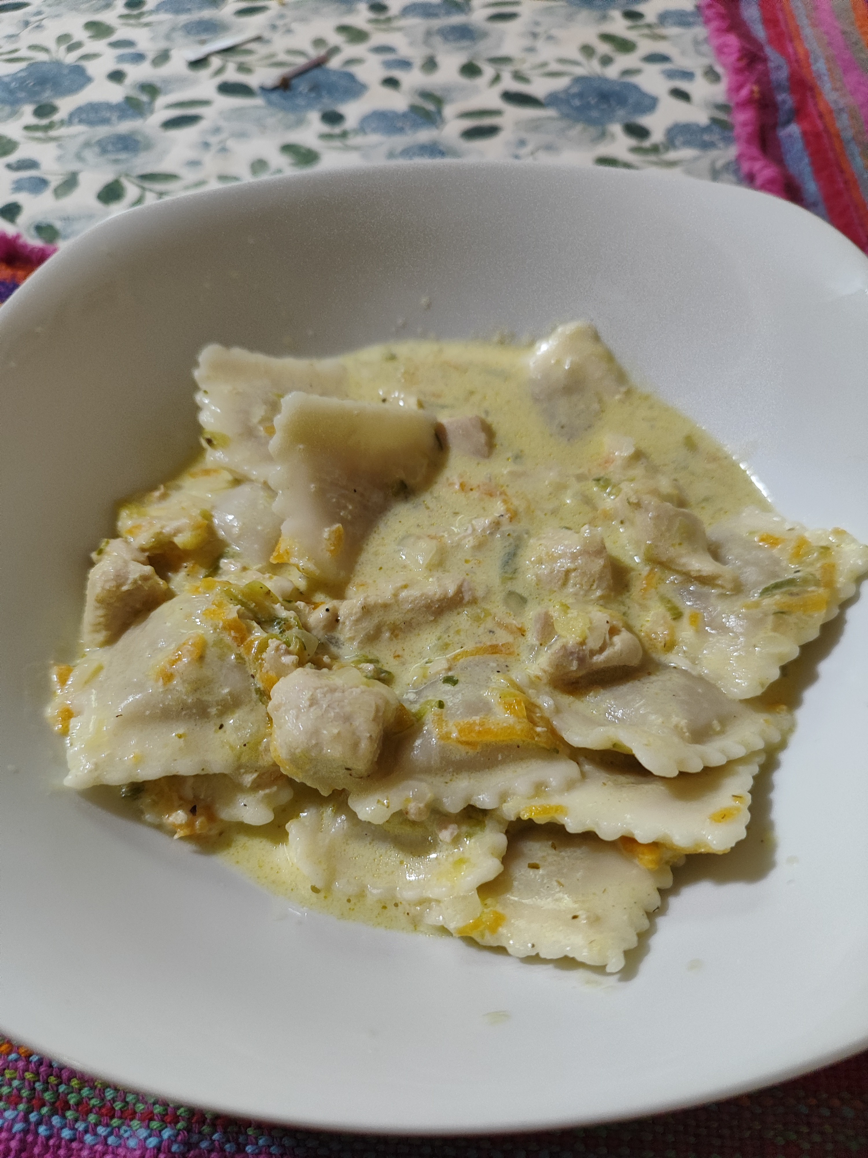 Ravioles con pollo y crema