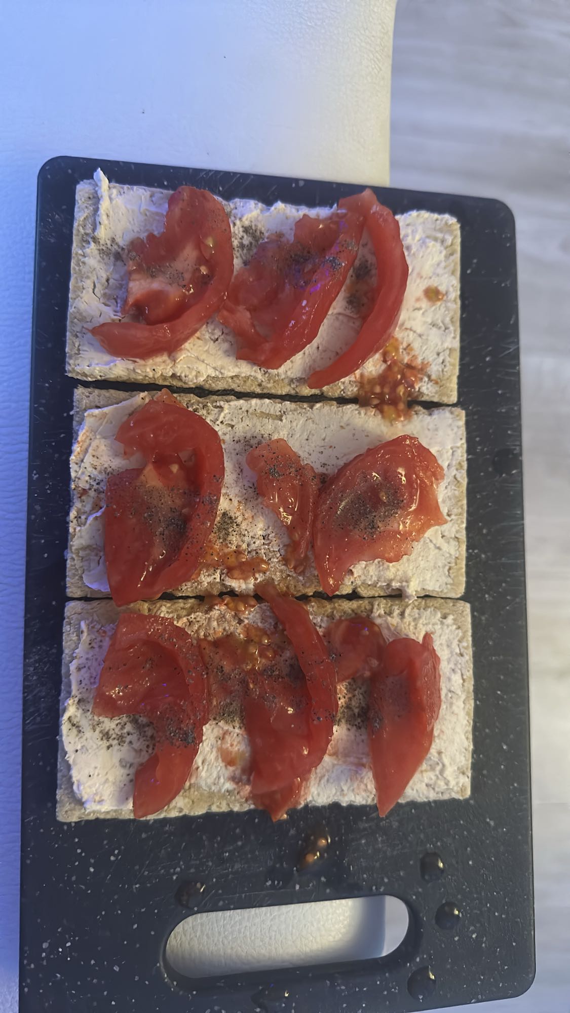 Wasa z twarogiem i pomidorem