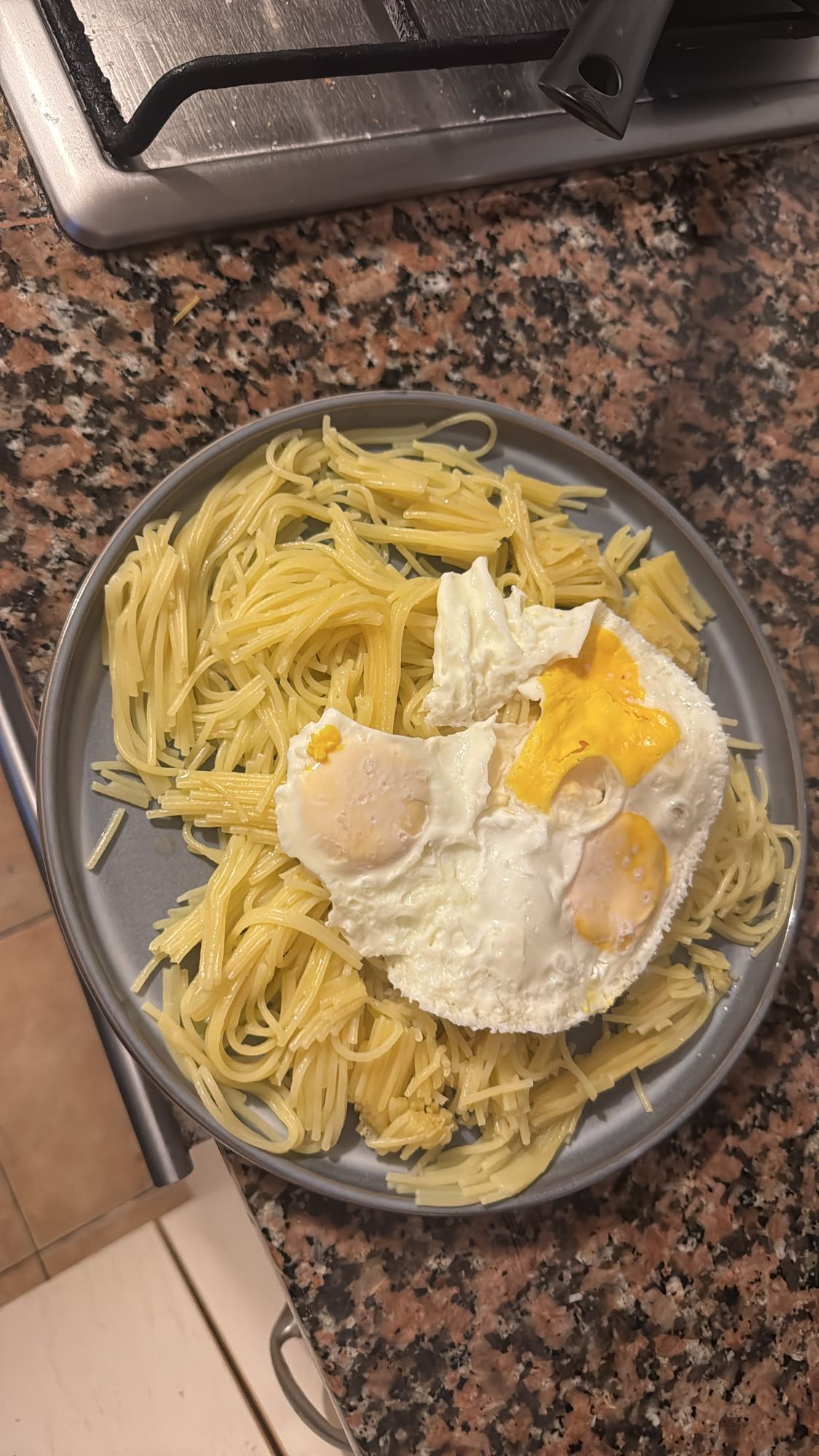 Espaguetis con huevo frito