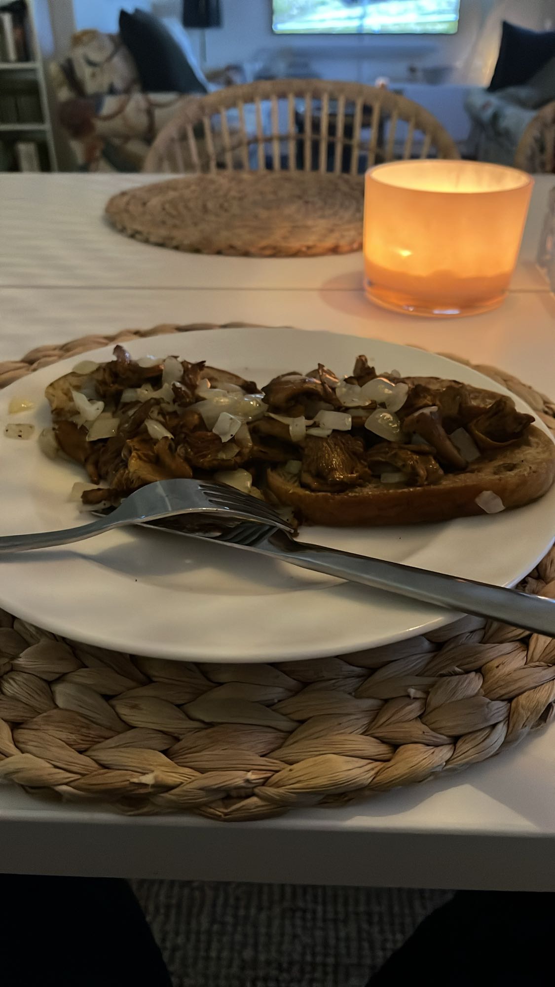 Kantarelltoast med lök