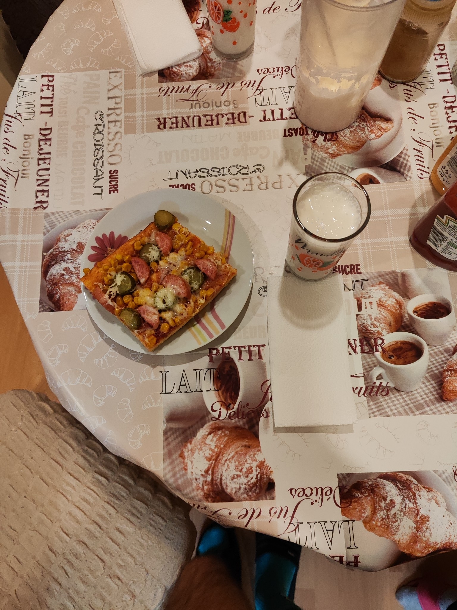 Mini pizza with milk