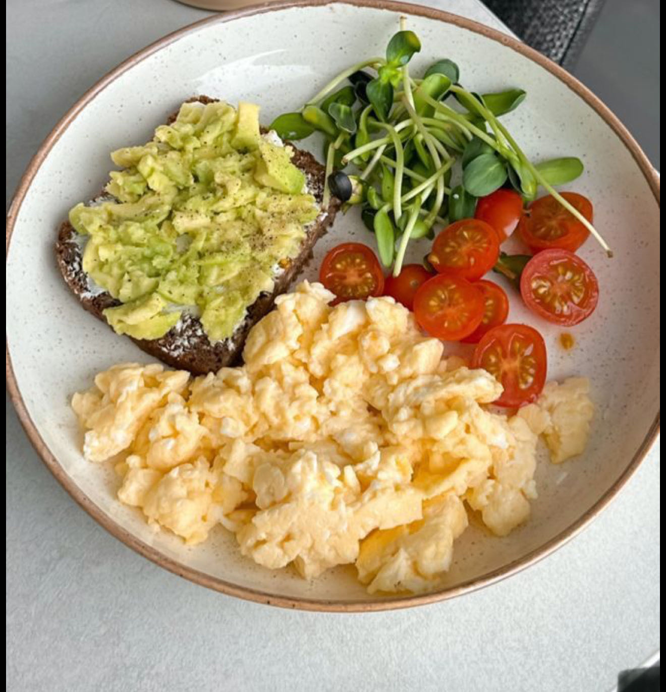 Яичница с тостом и овощами