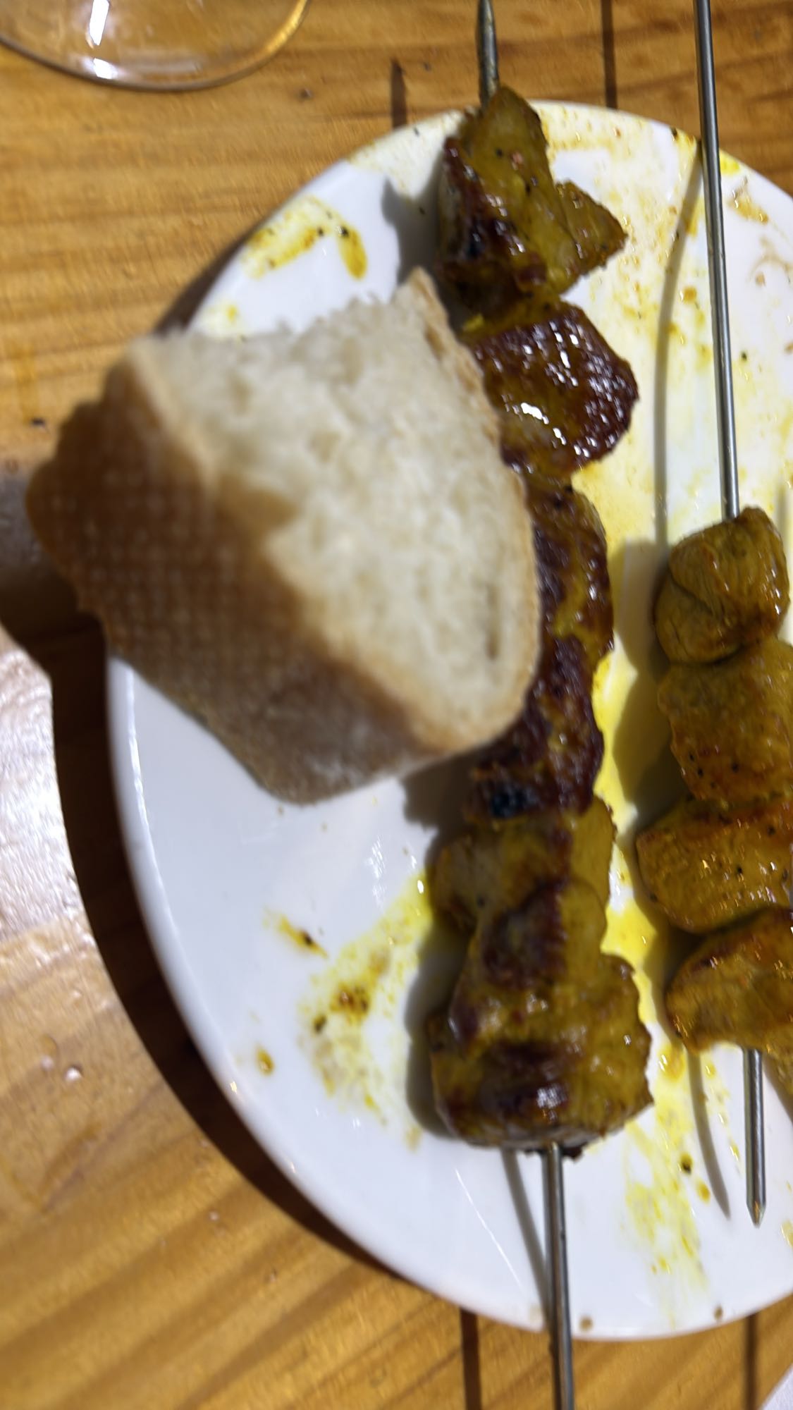 pinchos de carne y pan