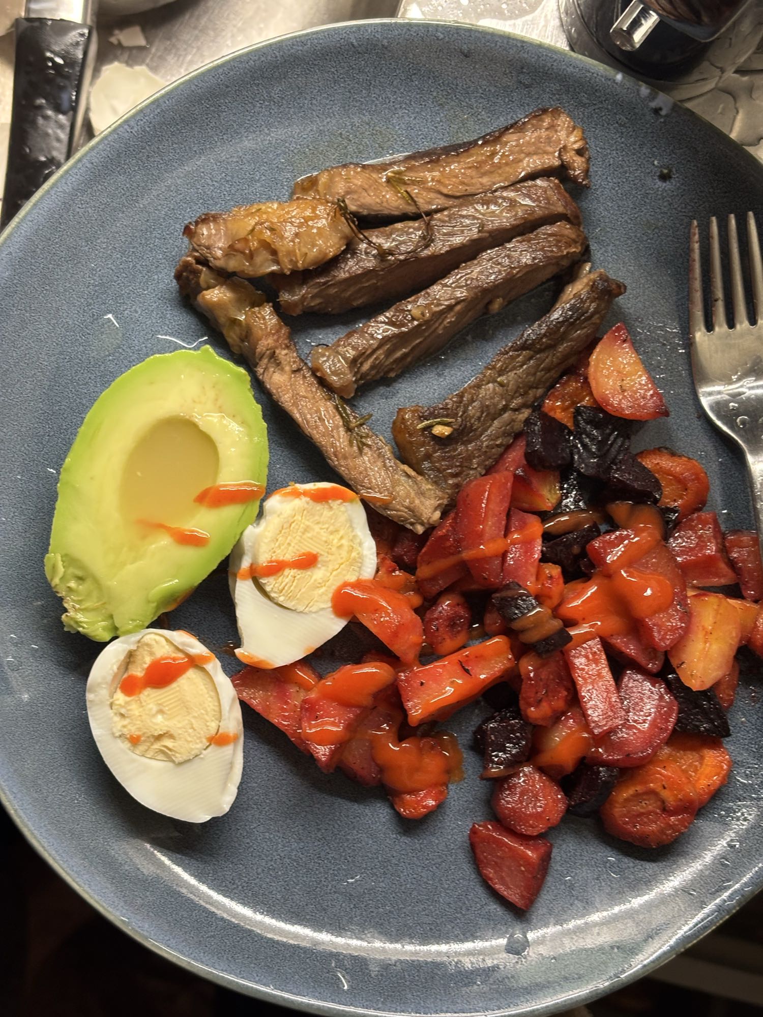 Biff med ägg och grönsaker