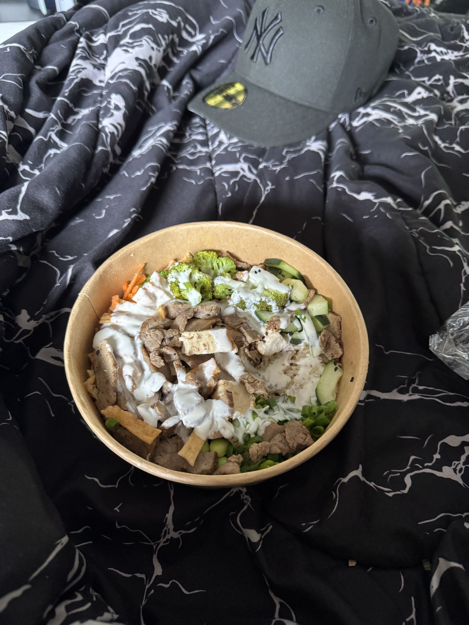 Bowl con arroz integral, vegetales, pollo y carne