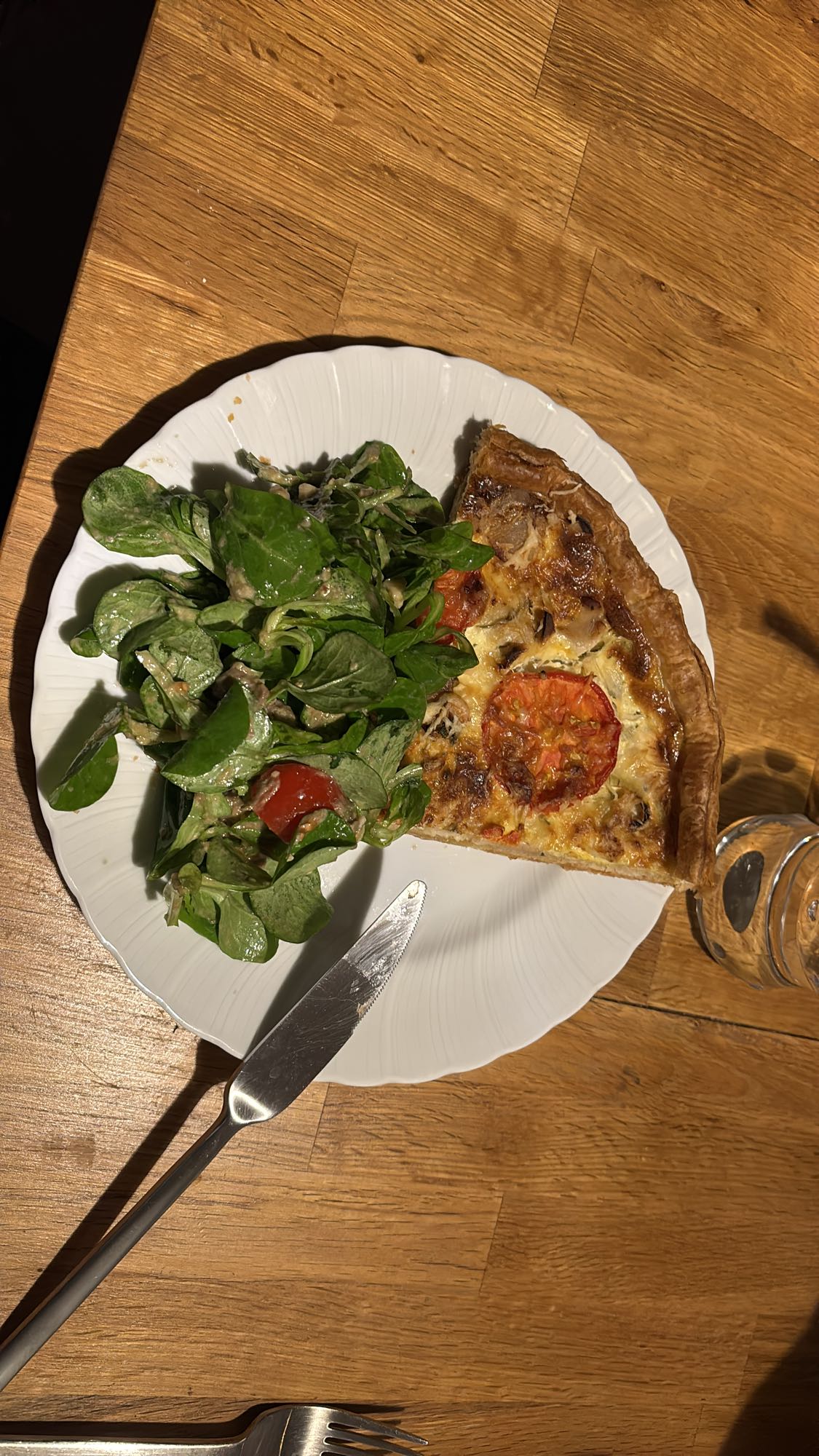 Quiche au poulet et salade verte avec avocat