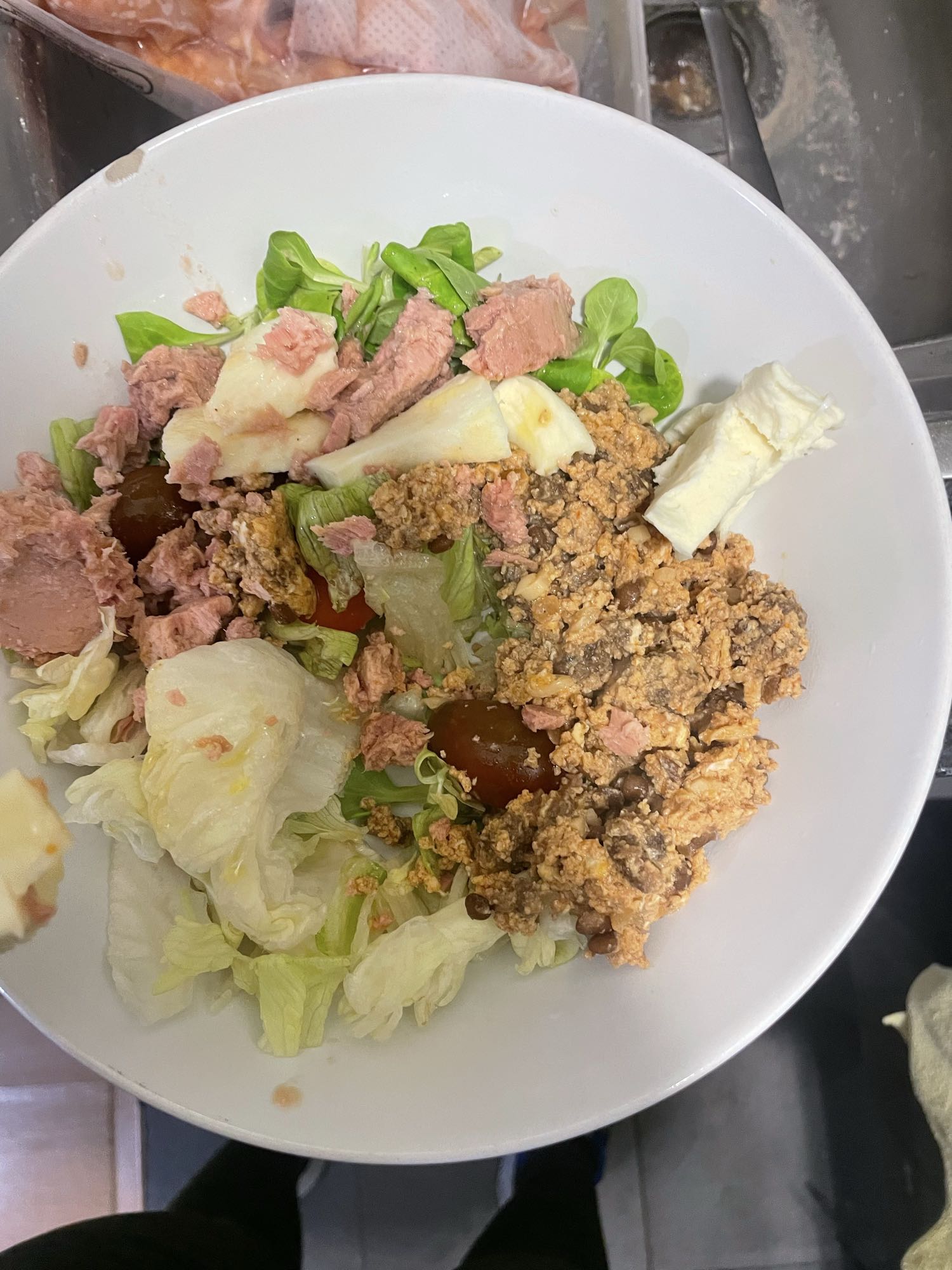 Ensalada con atún y queso