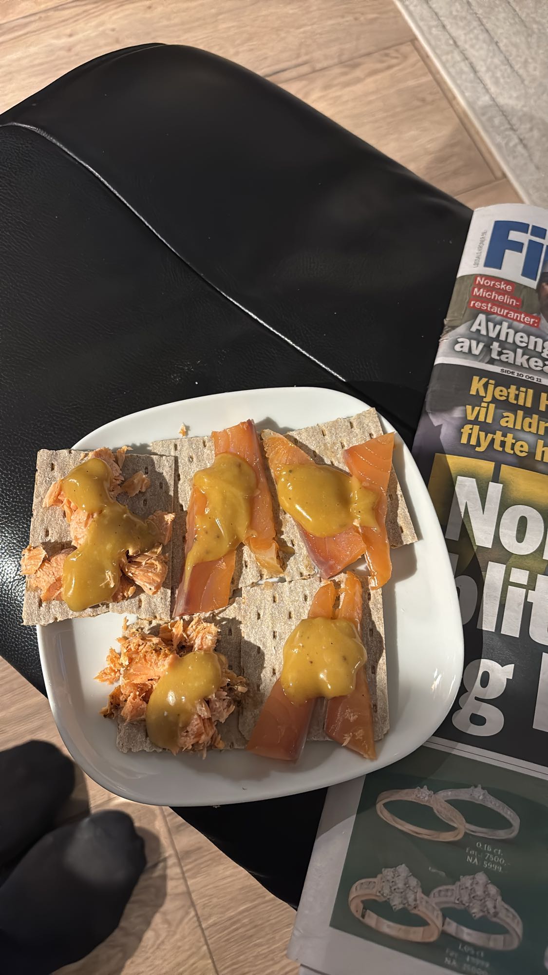 Flatbrød med laks og sennepssaus