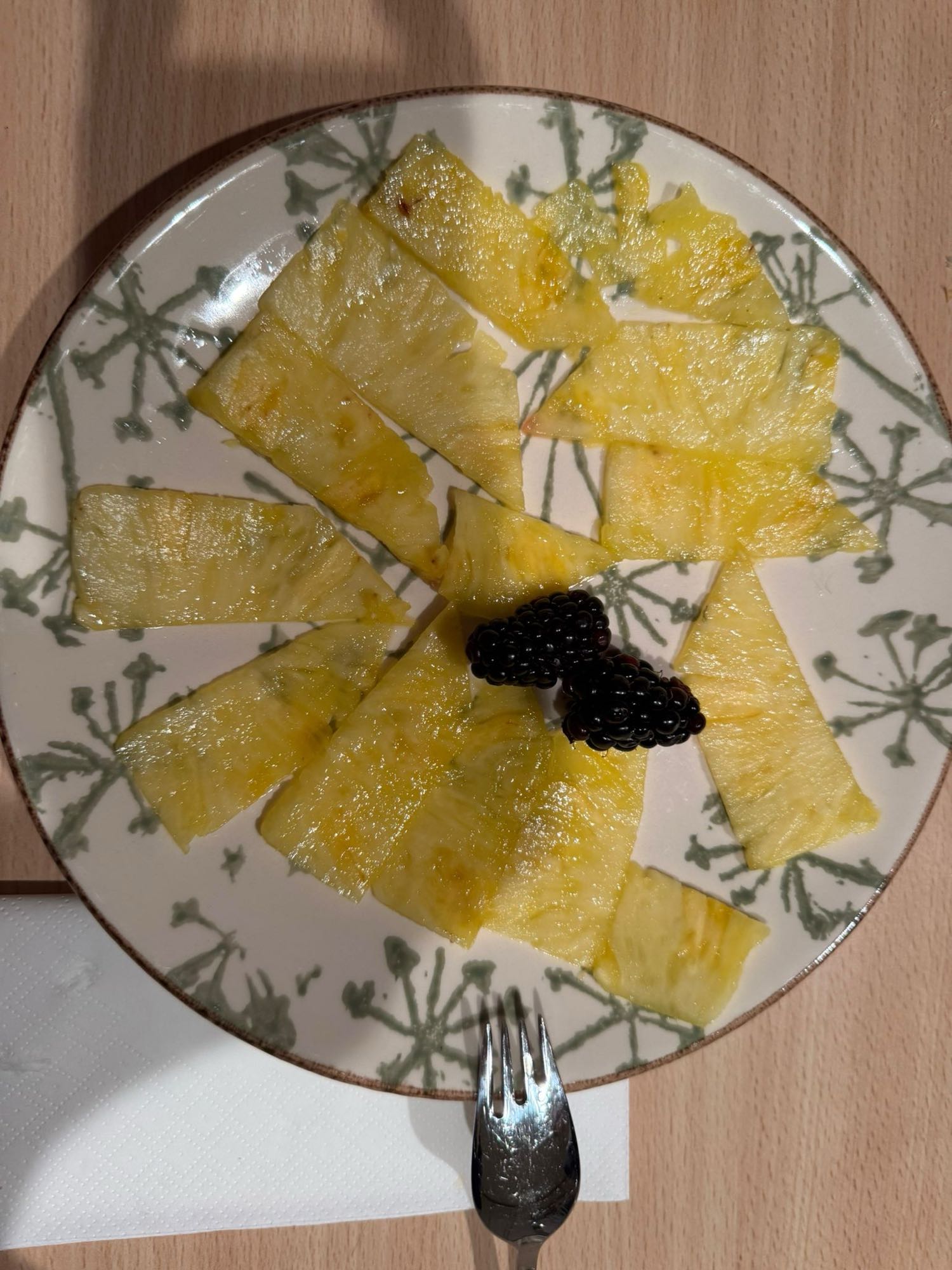 Piña y moras frescas