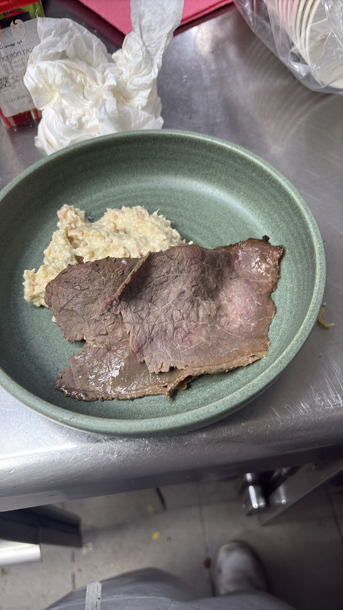 Carne con ensalada cremosa