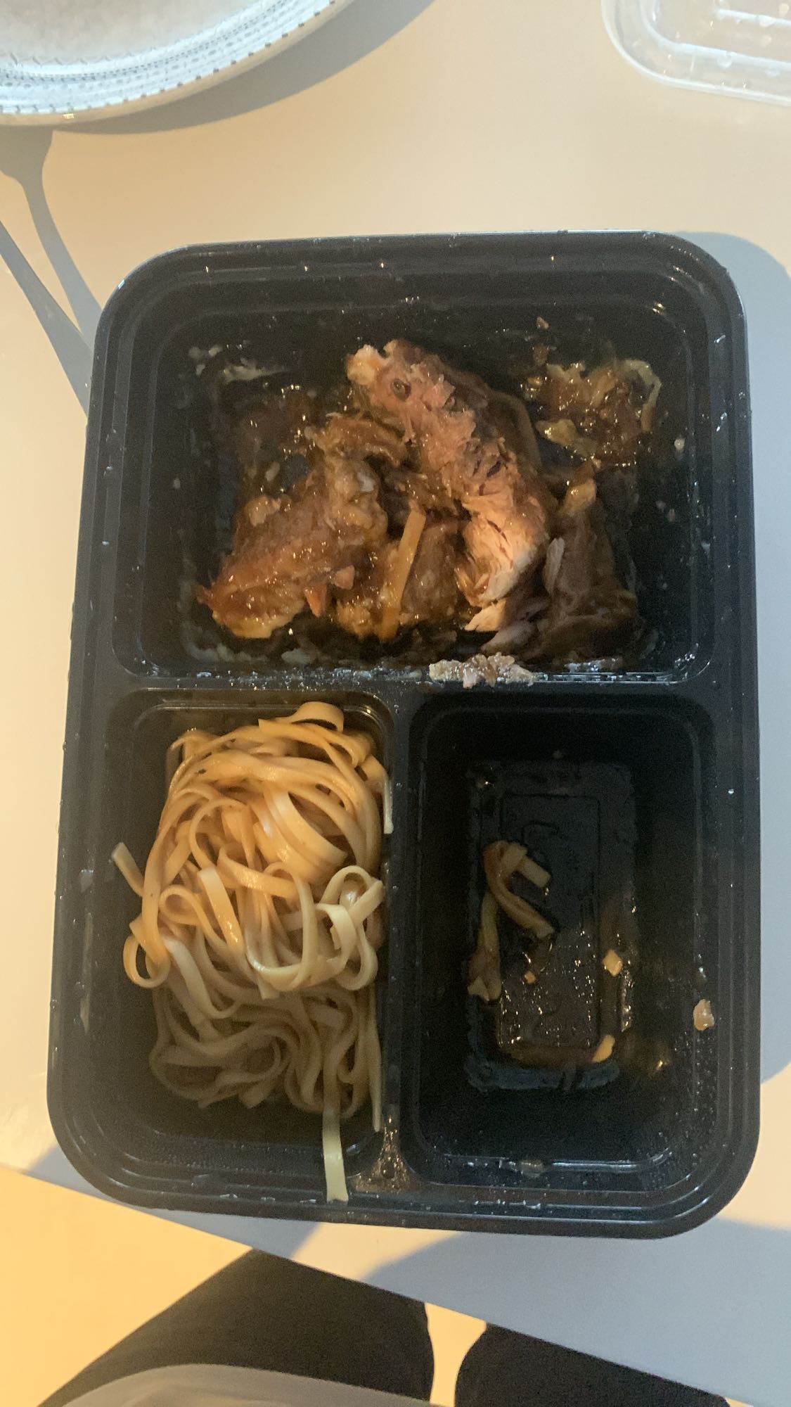 Porc effiloché et nouilles