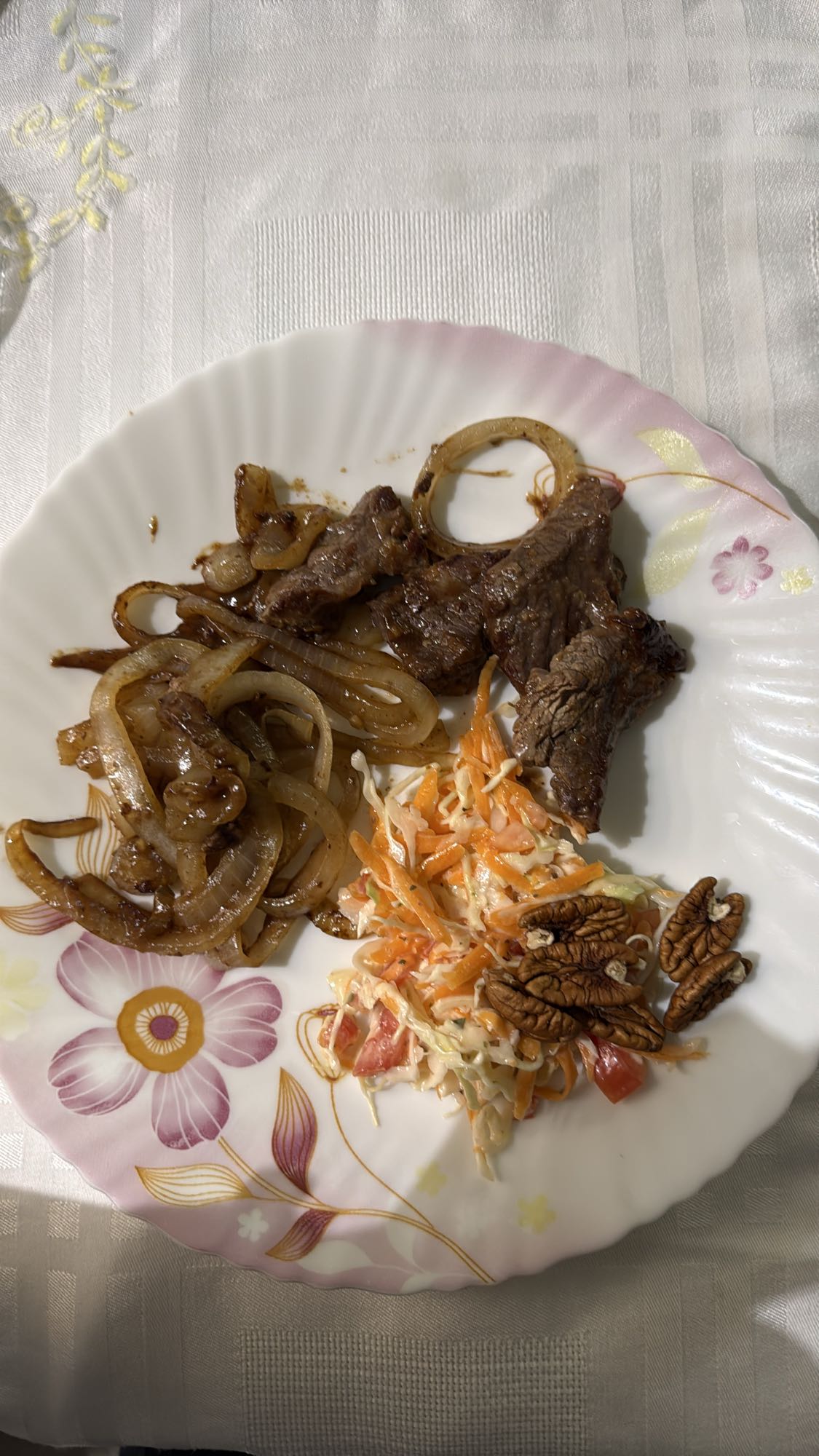 Carne com salada e nozes