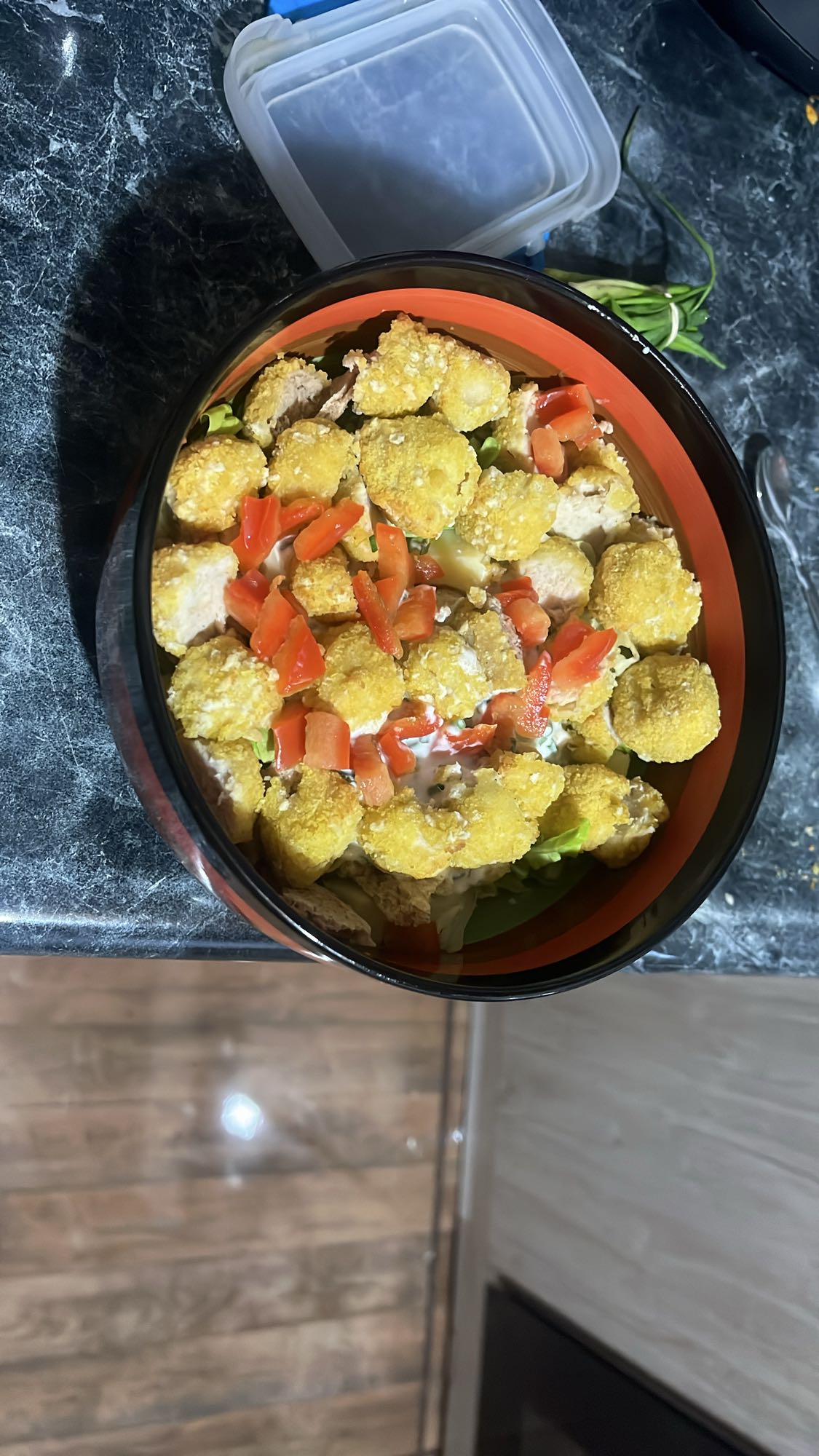 ensalada con pollo y nuggets