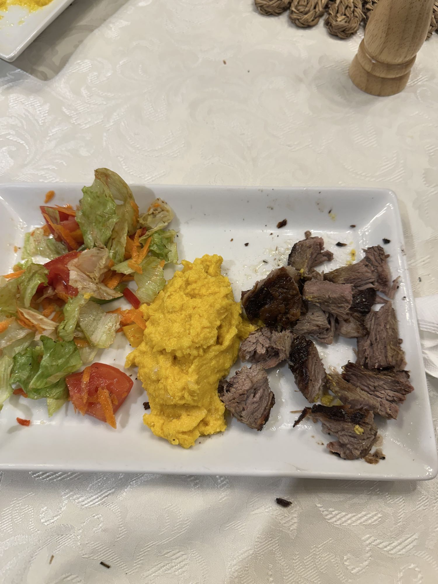 Carne, ensalada y tamales