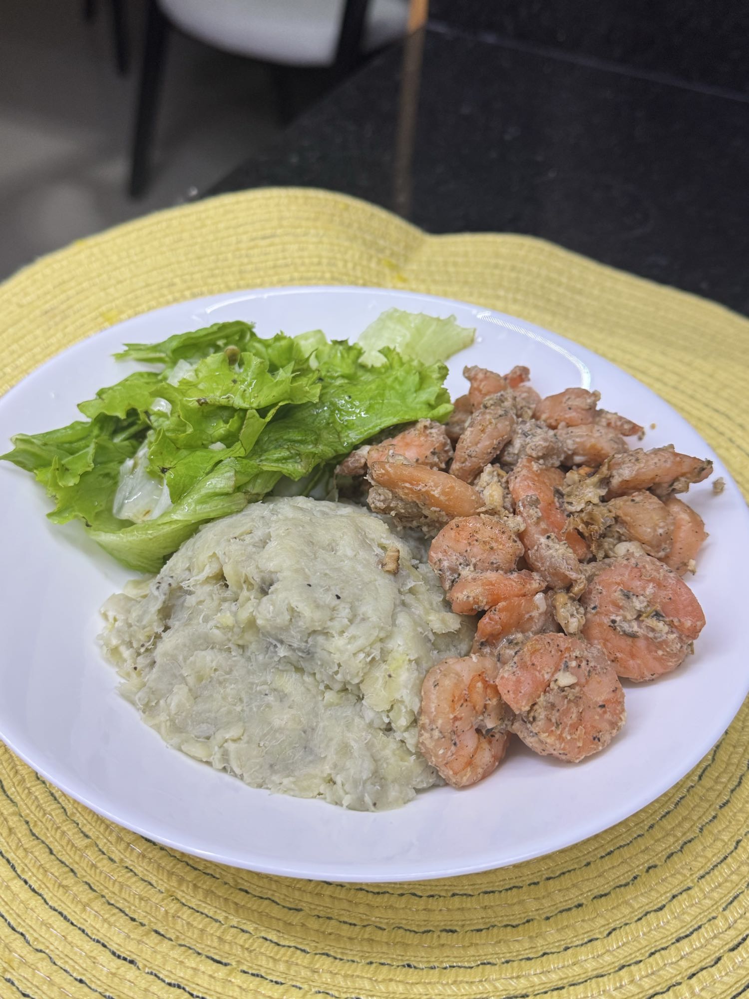 Camarones con puré y lechuga