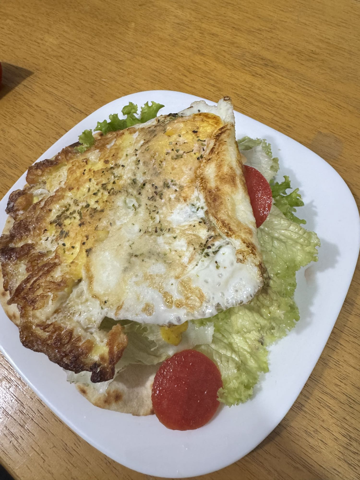 Ovo com pão e salada