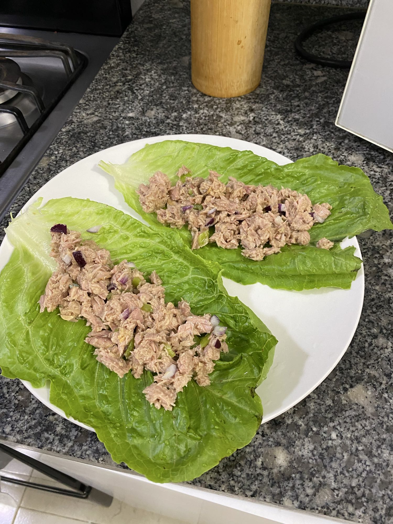 Tacos de atún en lechuga