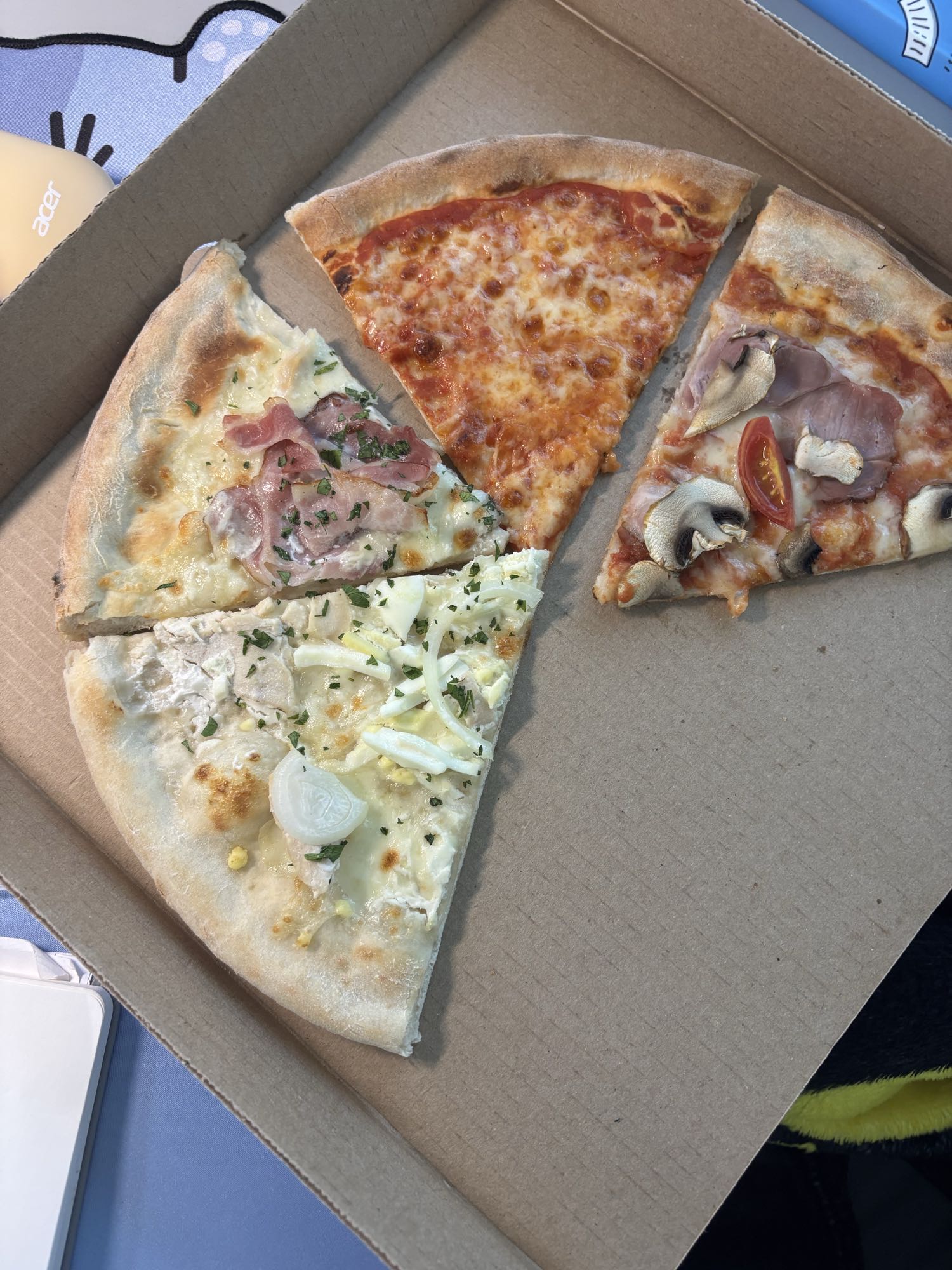 три кусочка пиццы