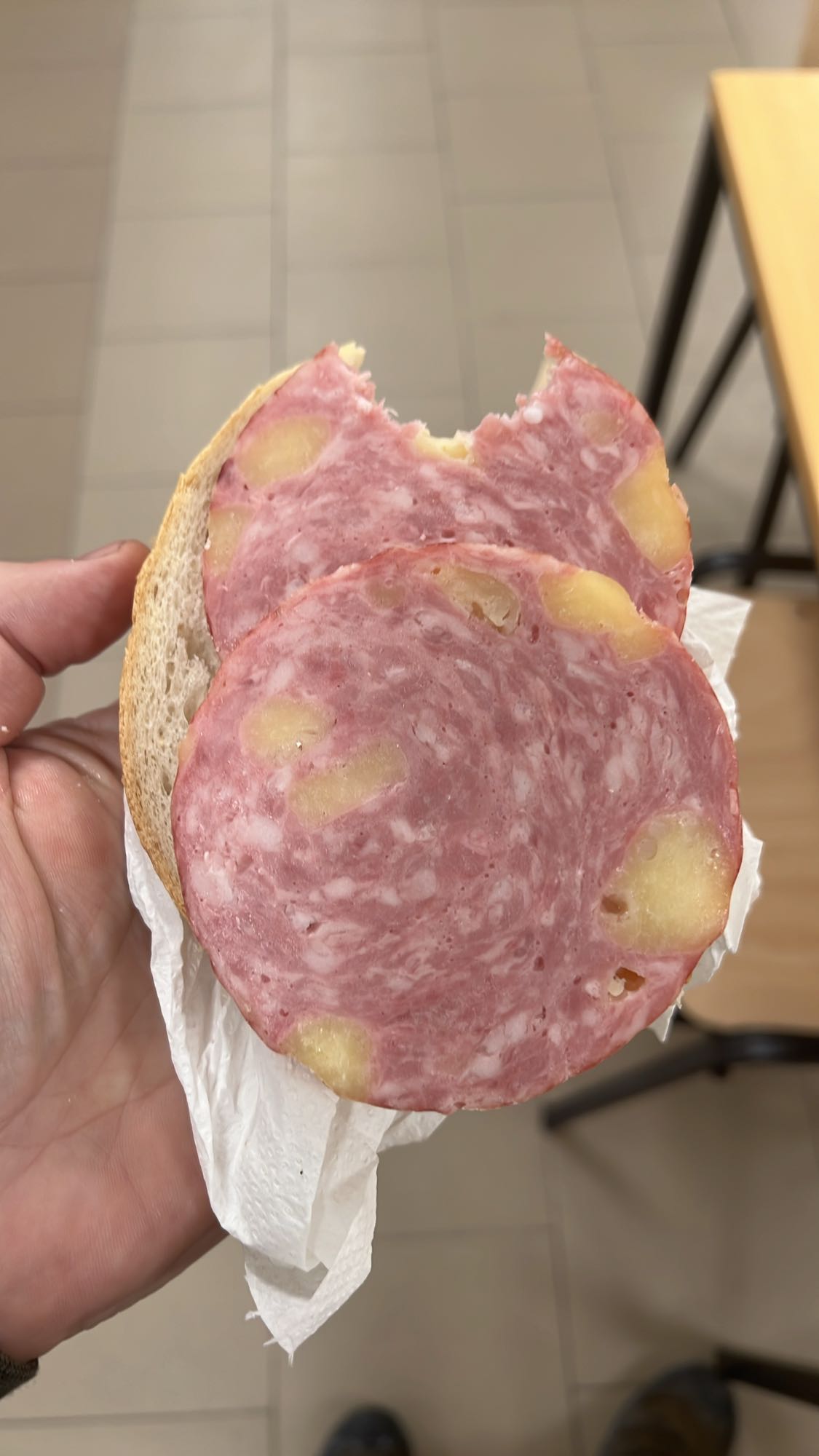 Sandviș cu salam și pâine