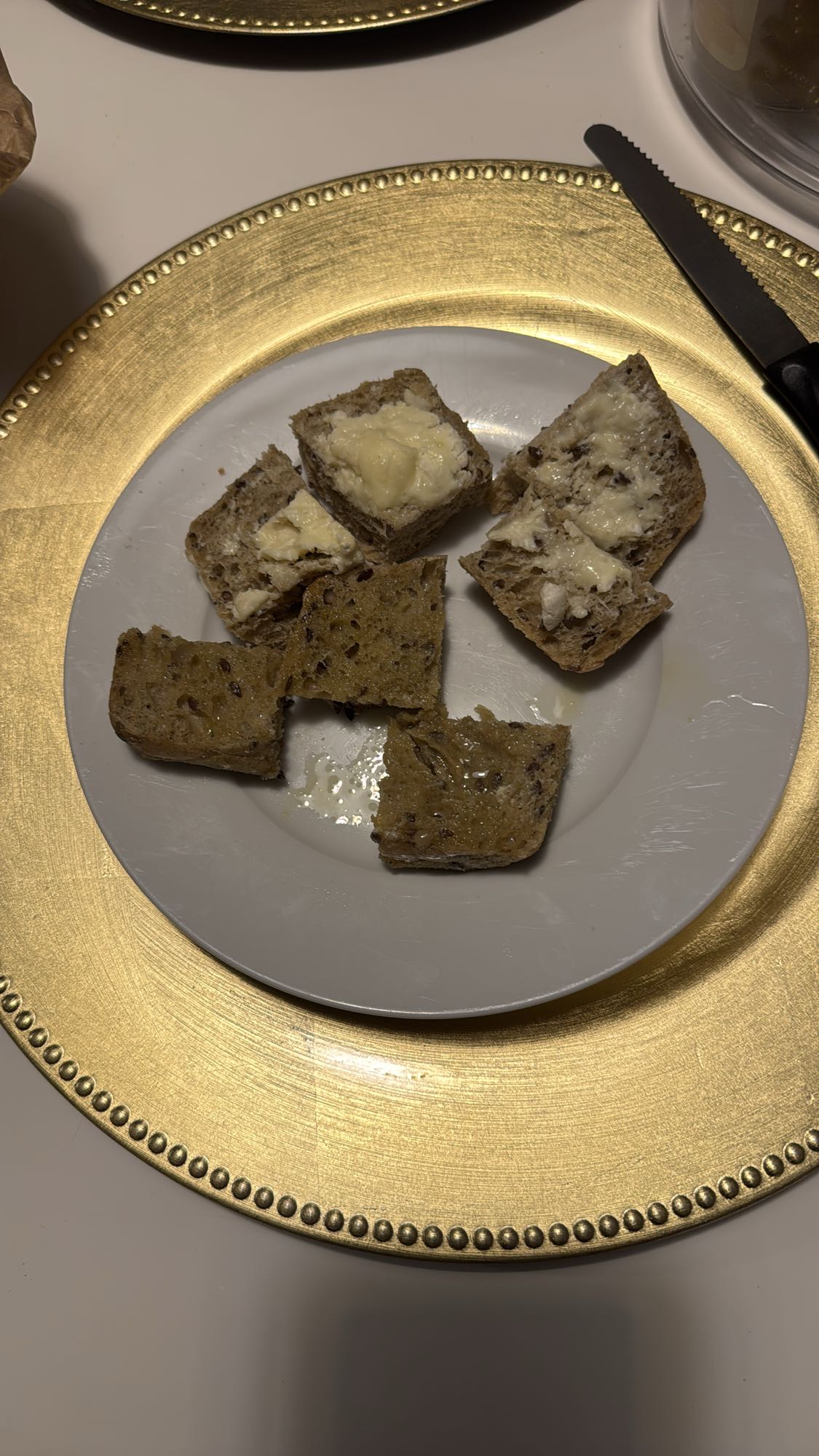 Meergranenbrood met boter