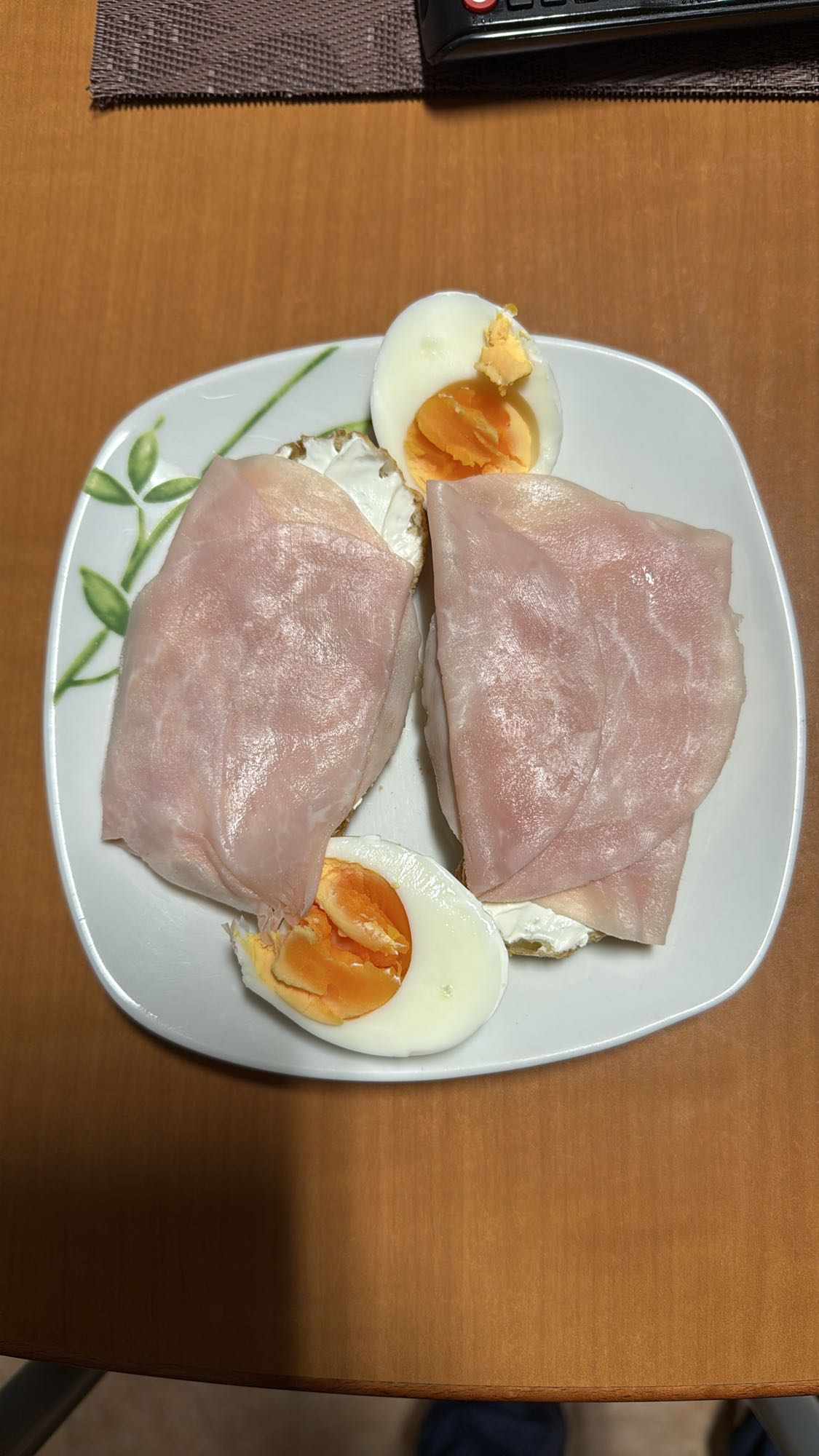 Pan con jamón y huevo