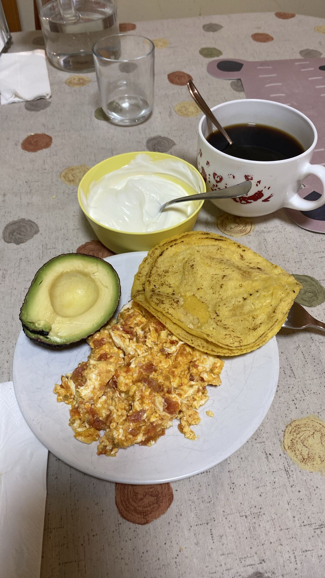 Desayuno con huevo y yogur