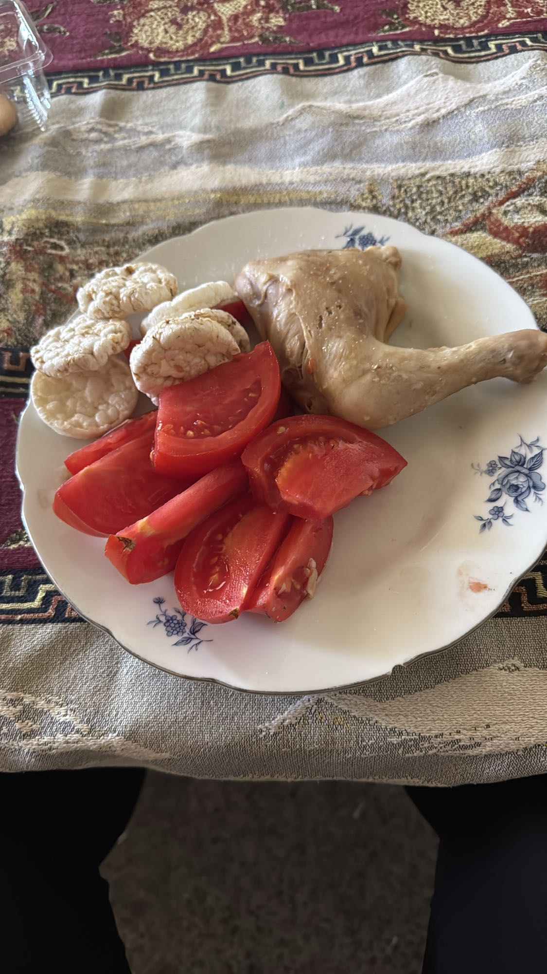 Курица с помидорами и хлебцами