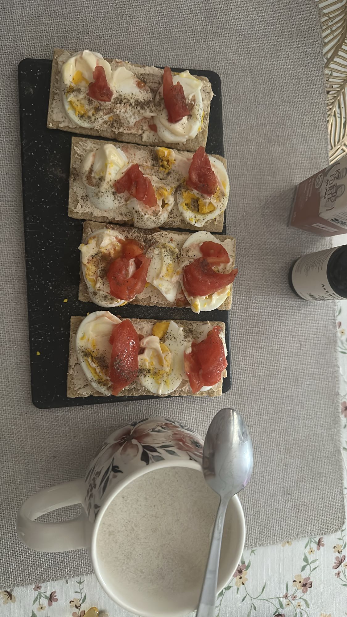 Kanapki z jajkiem i pomidorem