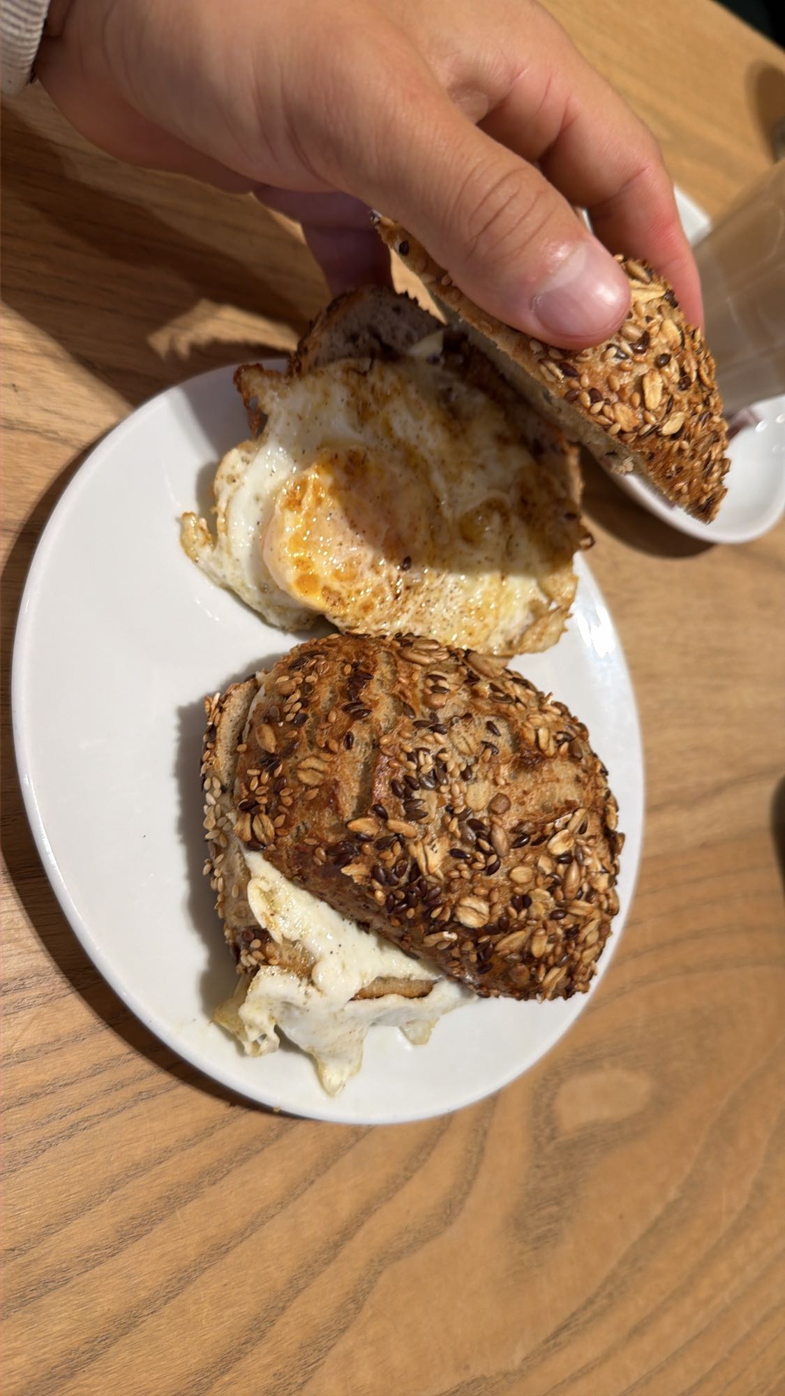 Kanapka z jajkiem i ziarnami