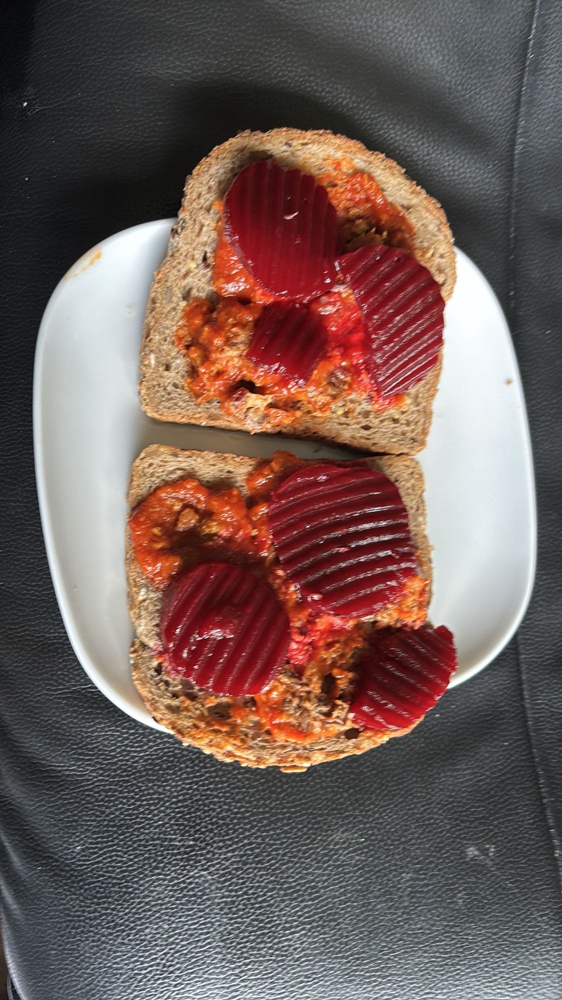 Brød med makrell i tomat og rødbeter