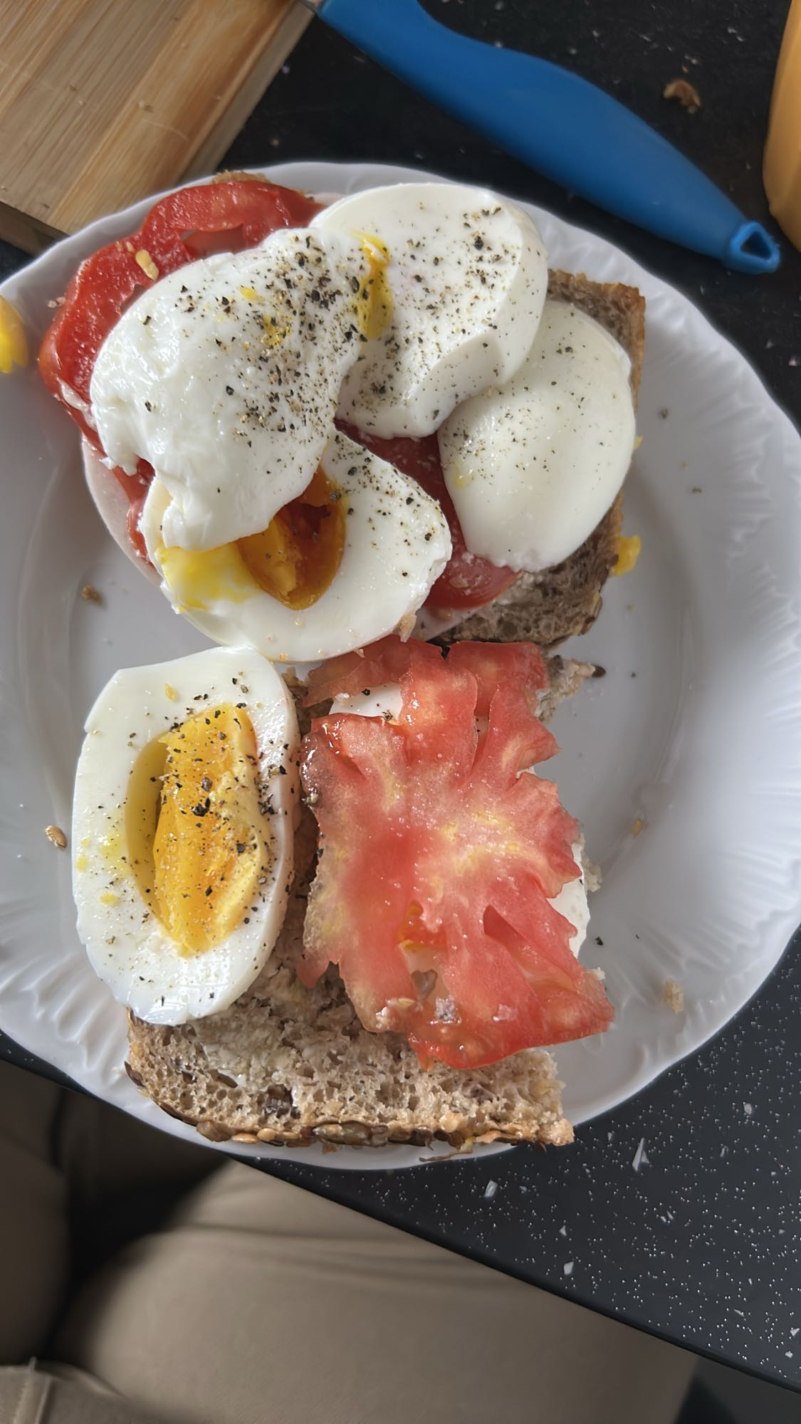 Kanapki z jajkiem i pomidorem