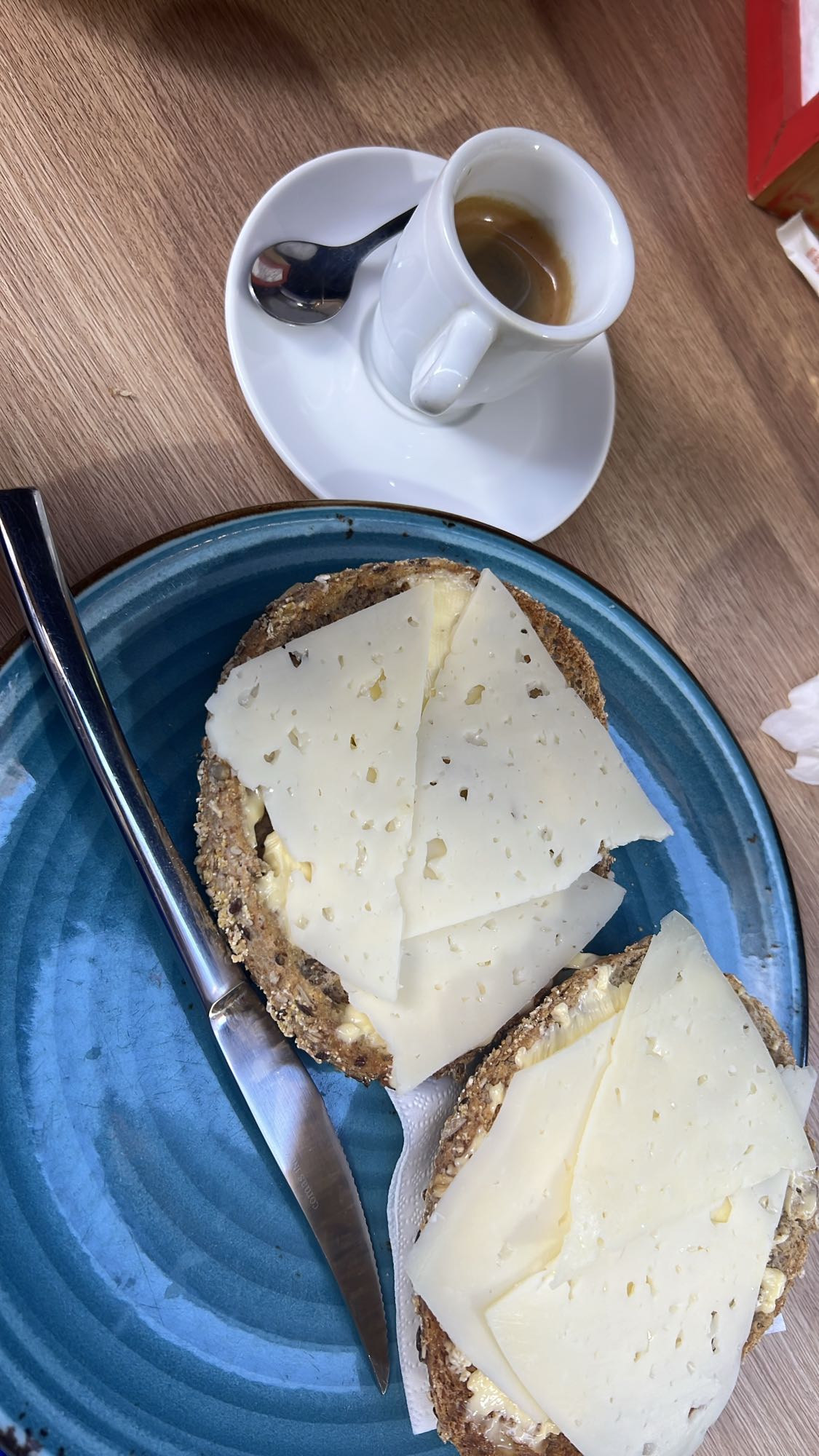 pan integral con queso y café