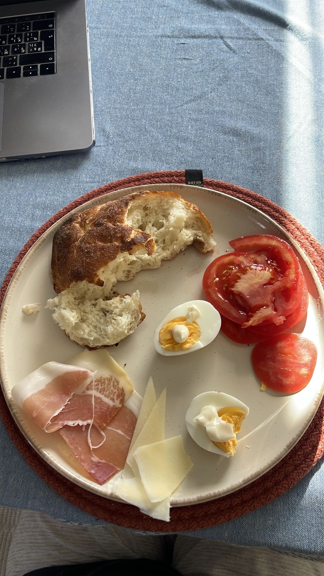 Завтрак с яйцом и ветчиной