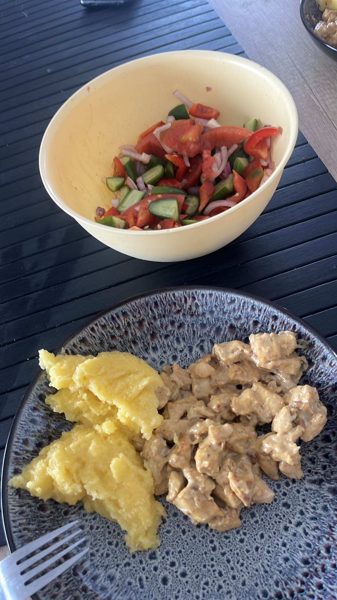 Mămăligă cu pui și salată