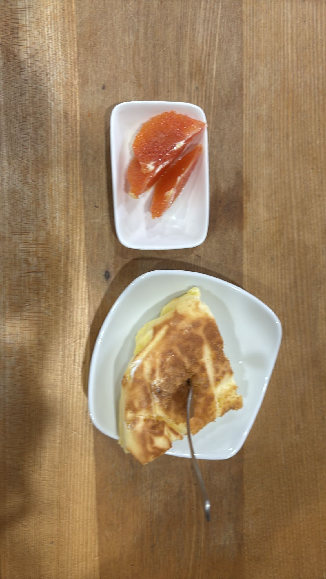 オムレツとグレープフルーツ