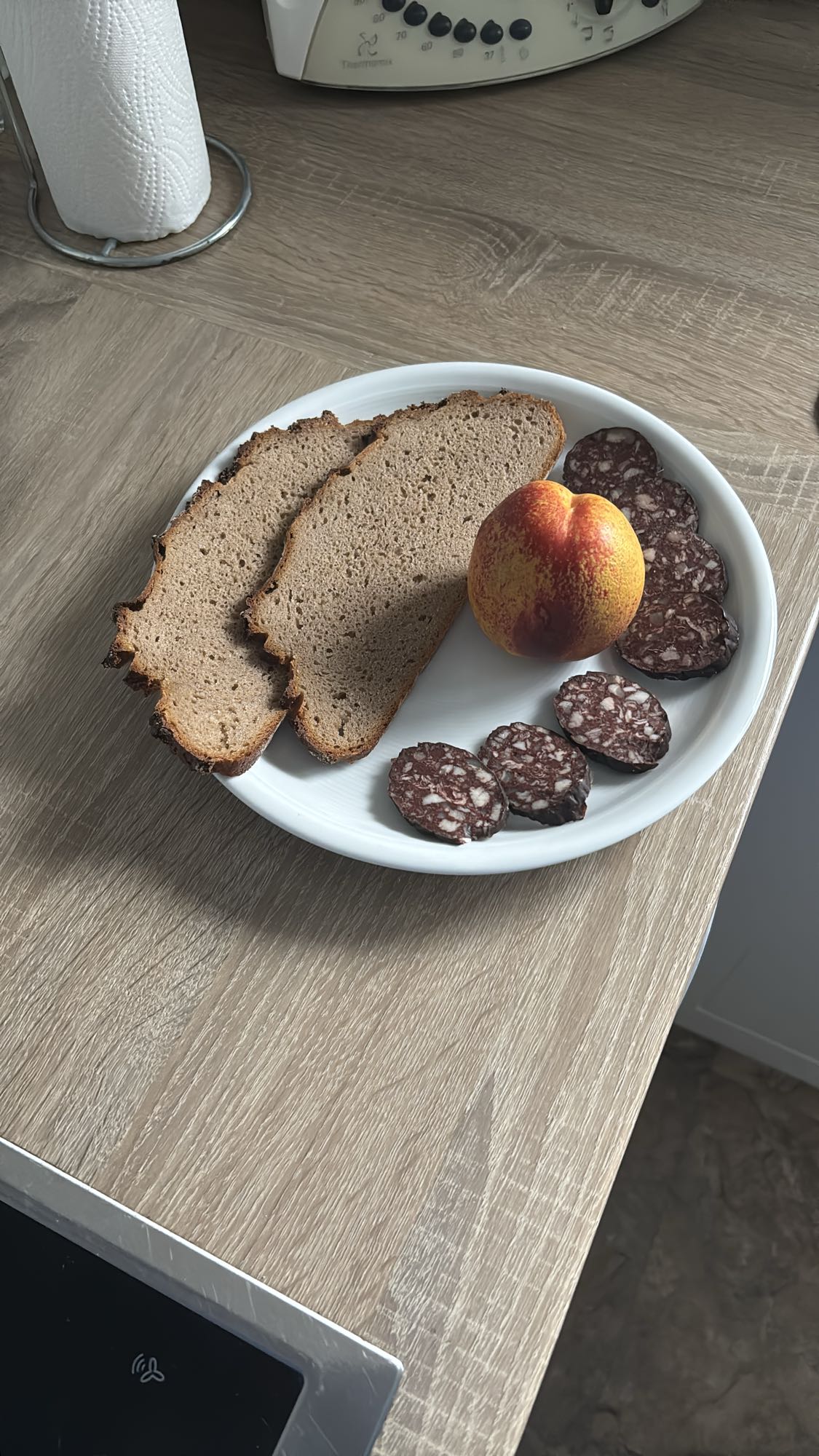 Brot, Wurst und Nektarine