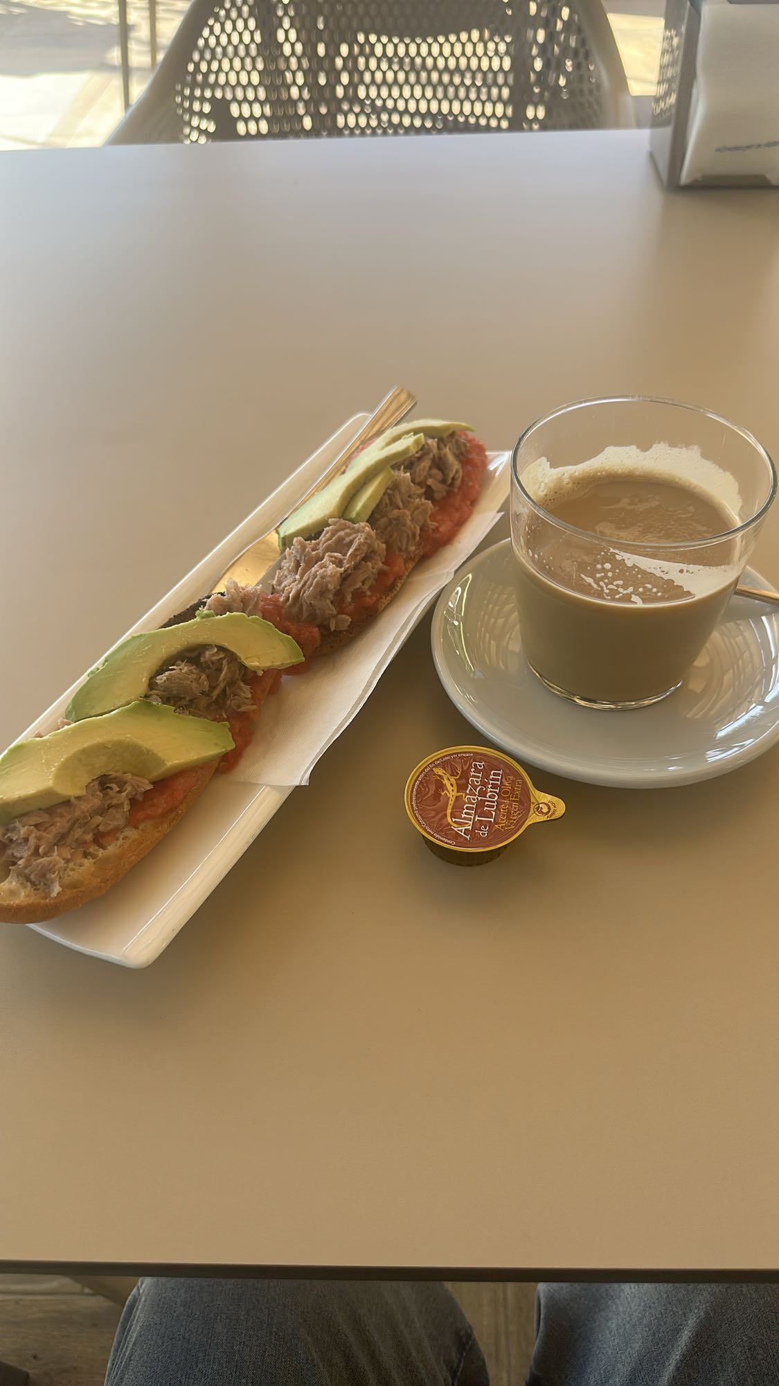Tostada de atún y café