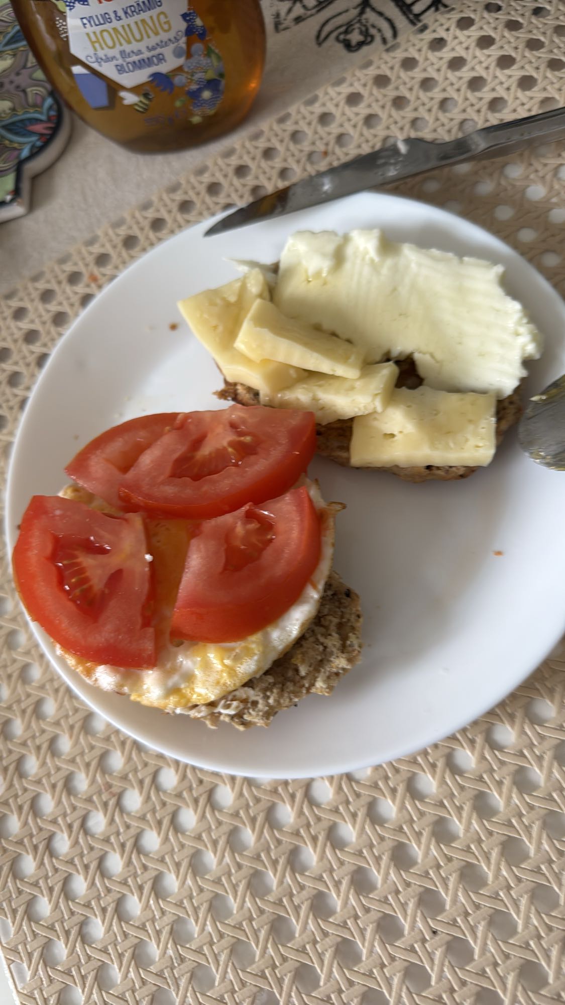 Smörgås med ost, ägg, tomat