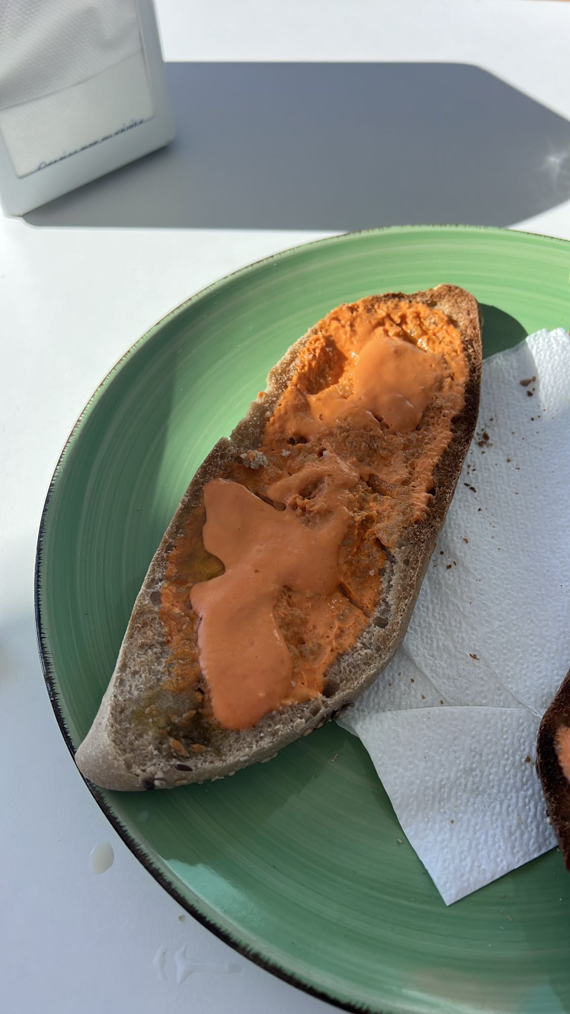 Pan con salsa roja