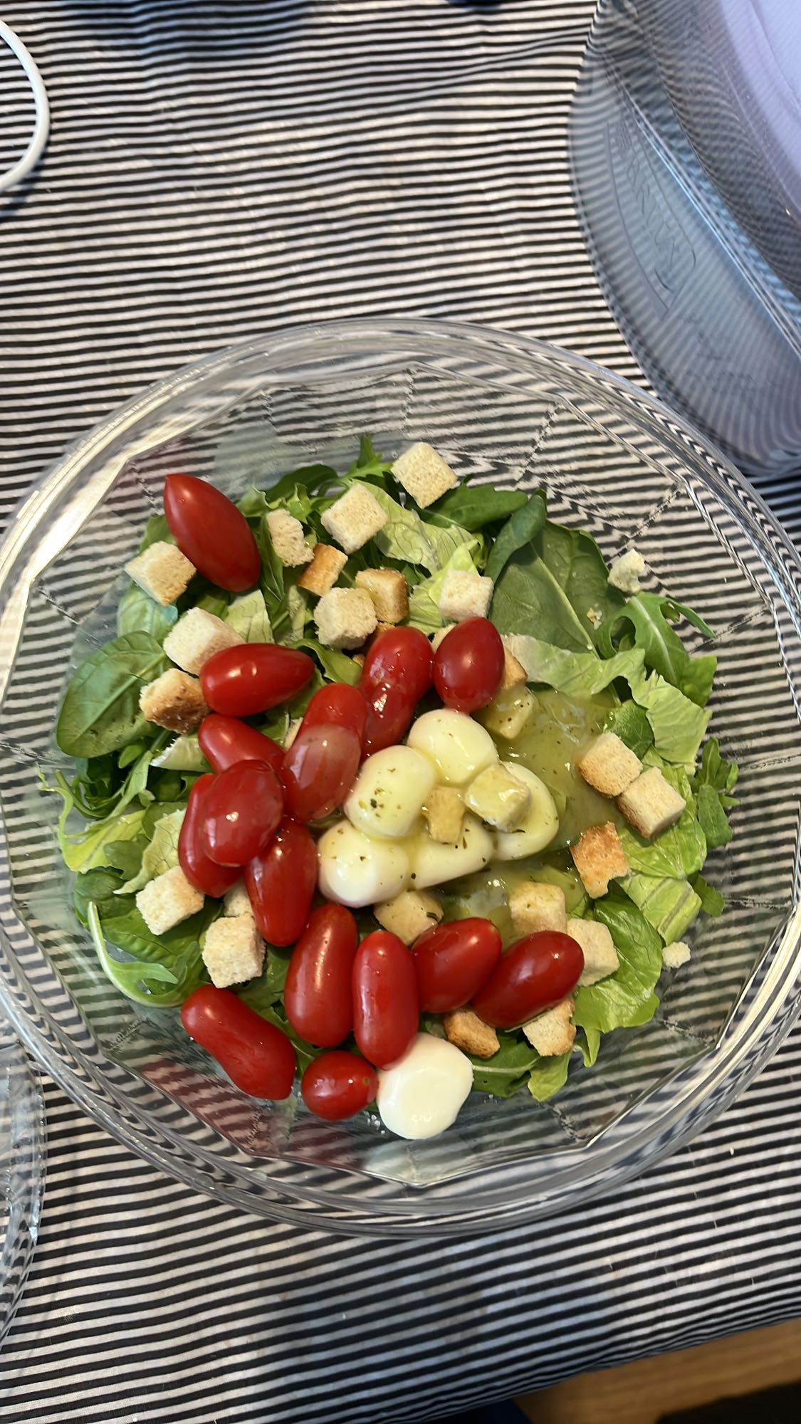 Салата с моцарела