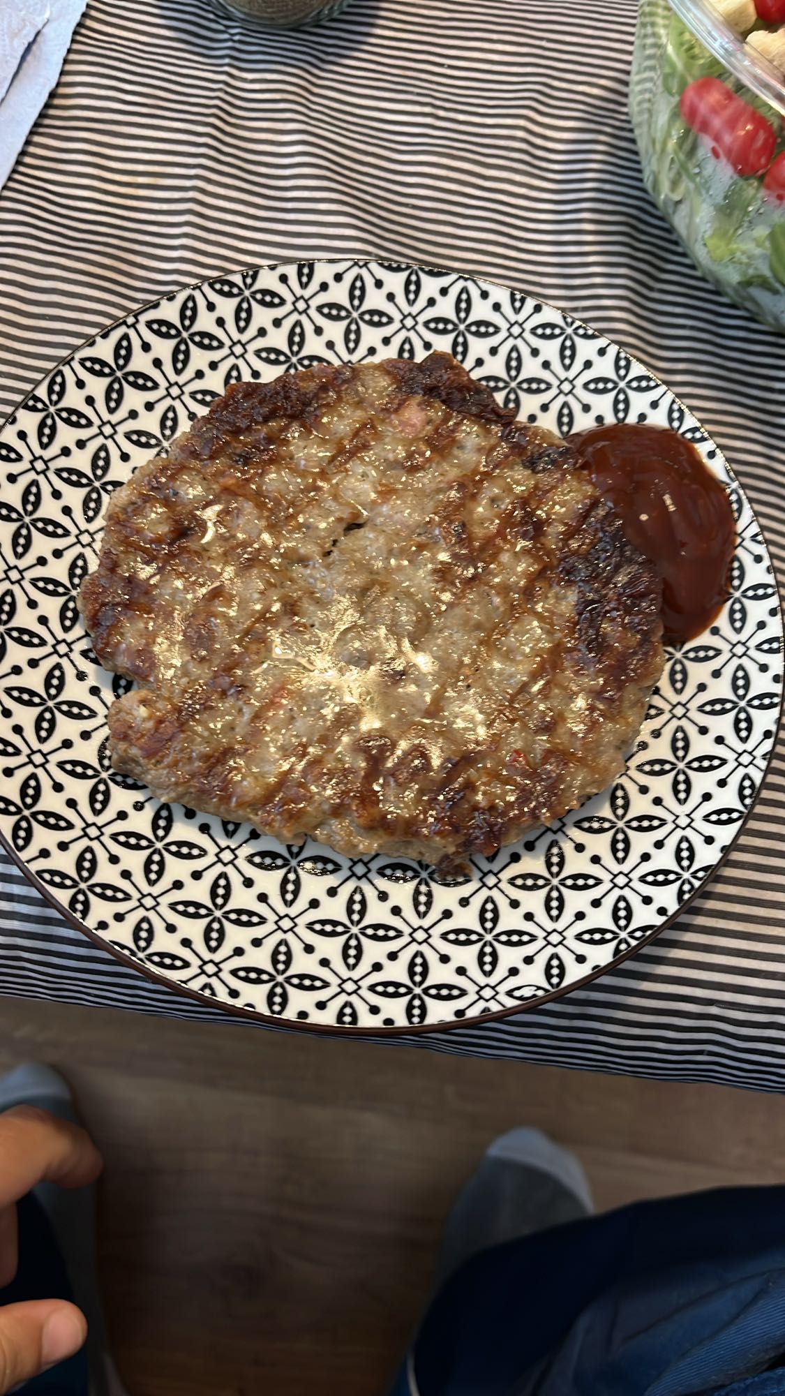 Голяма кюфте с кетчуп