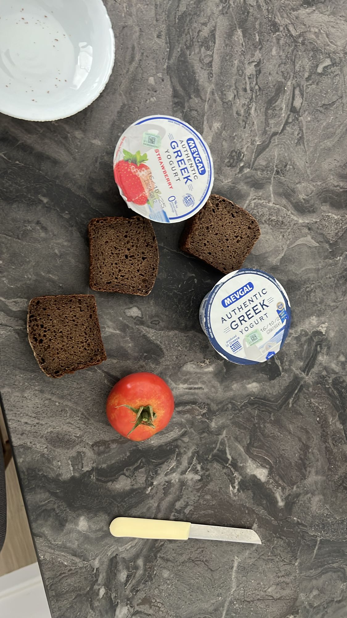 Հաց, յոգուրտ և լոլիկ