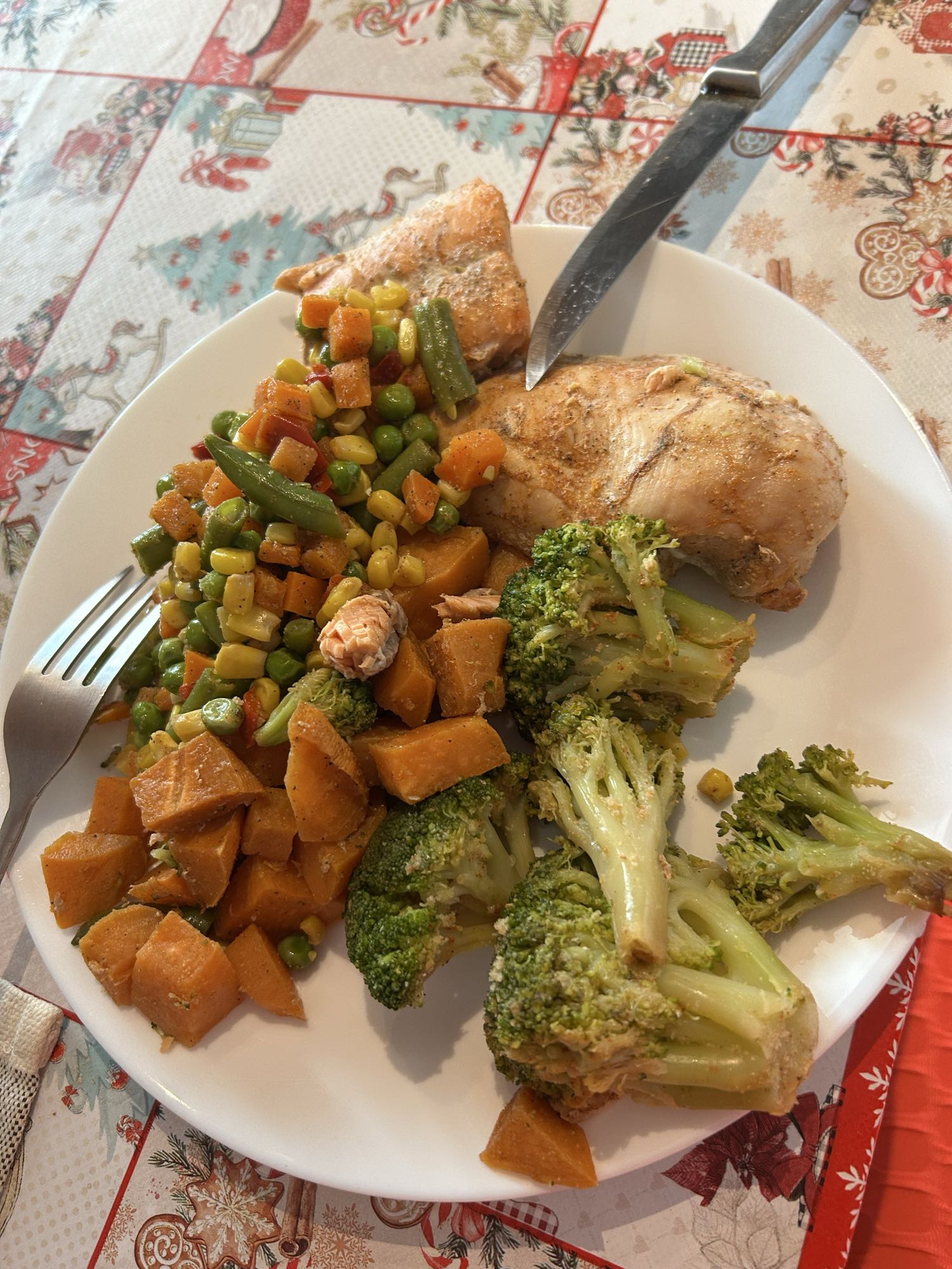 Somon și piept de pui cu legume la cuptor