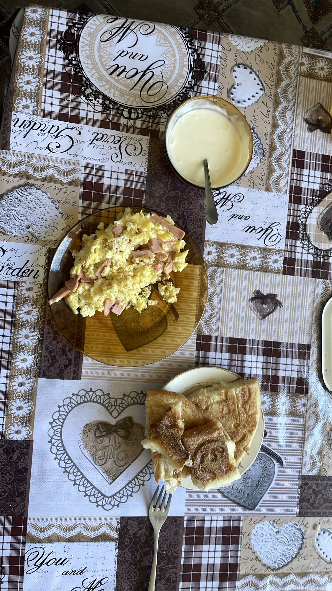 яичница с хлебом и соусом