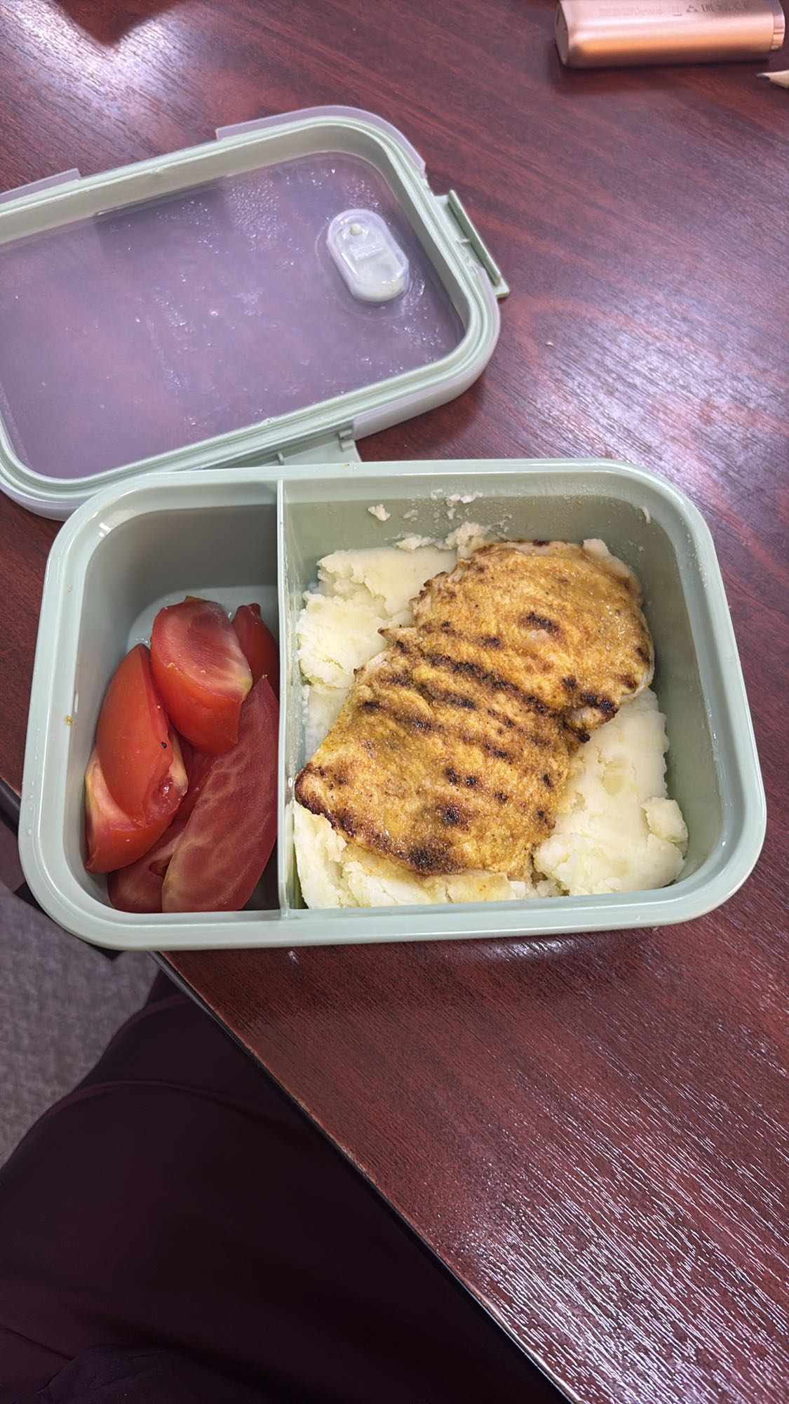 Pui cu piure și roșii