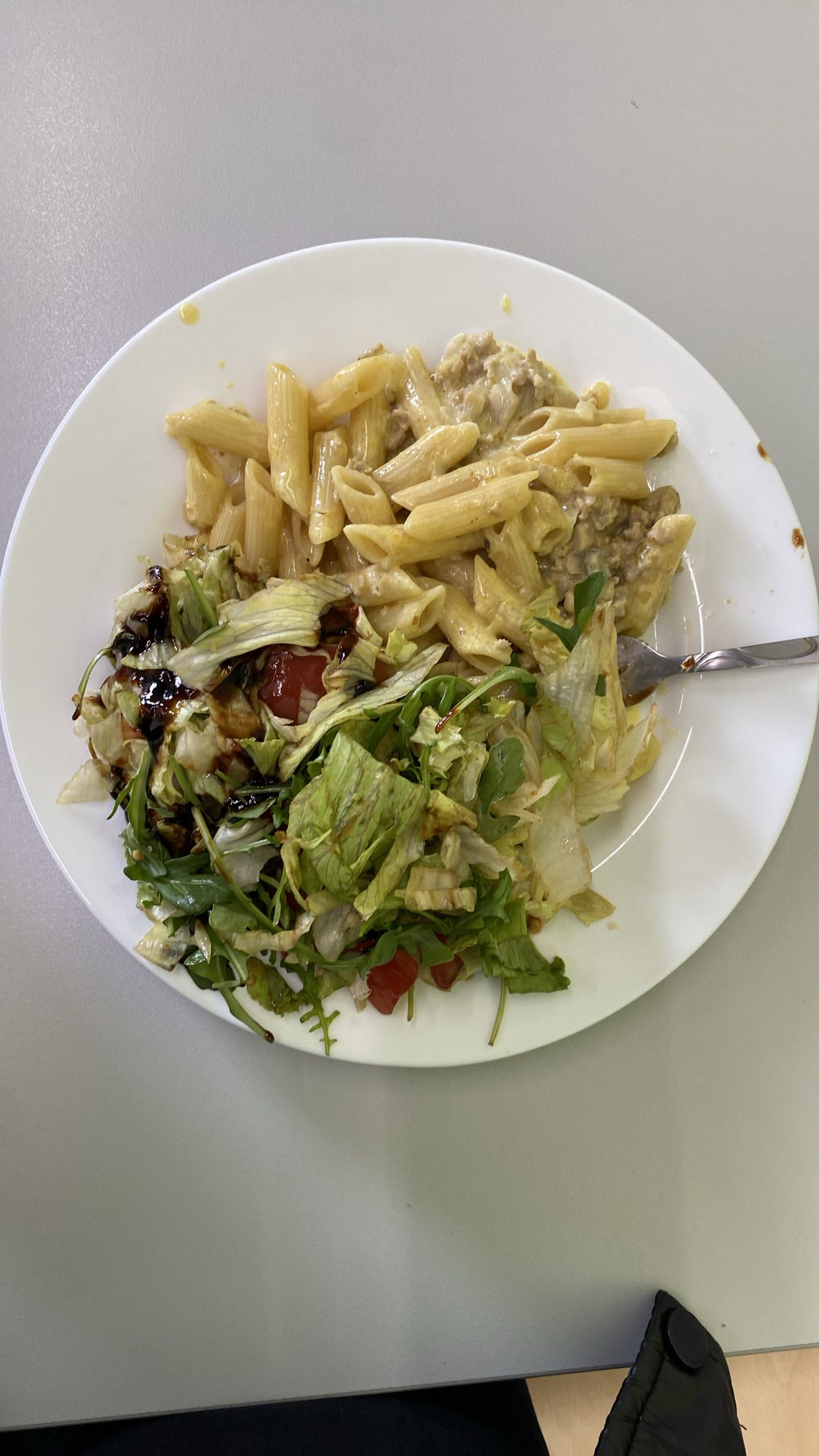 макароны с салатом