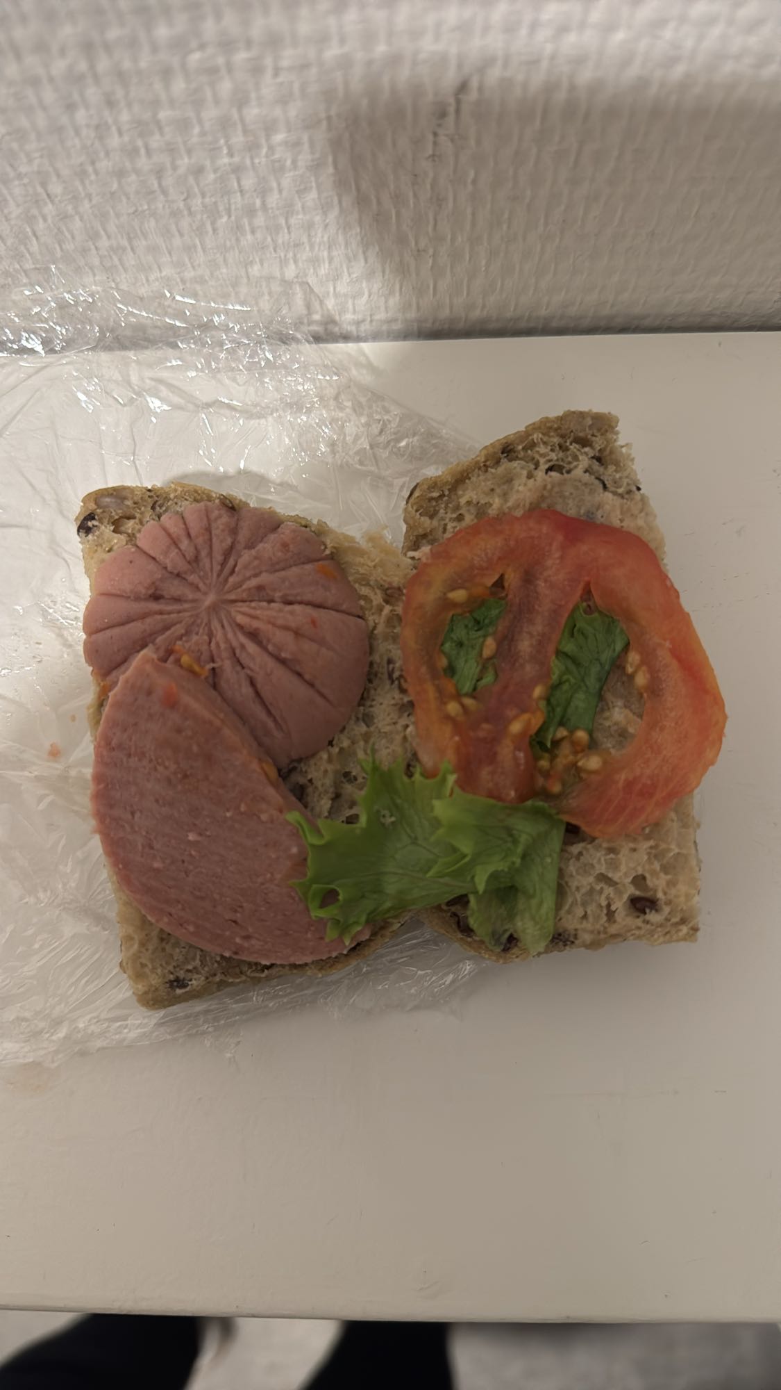 Broodje met worst en groente